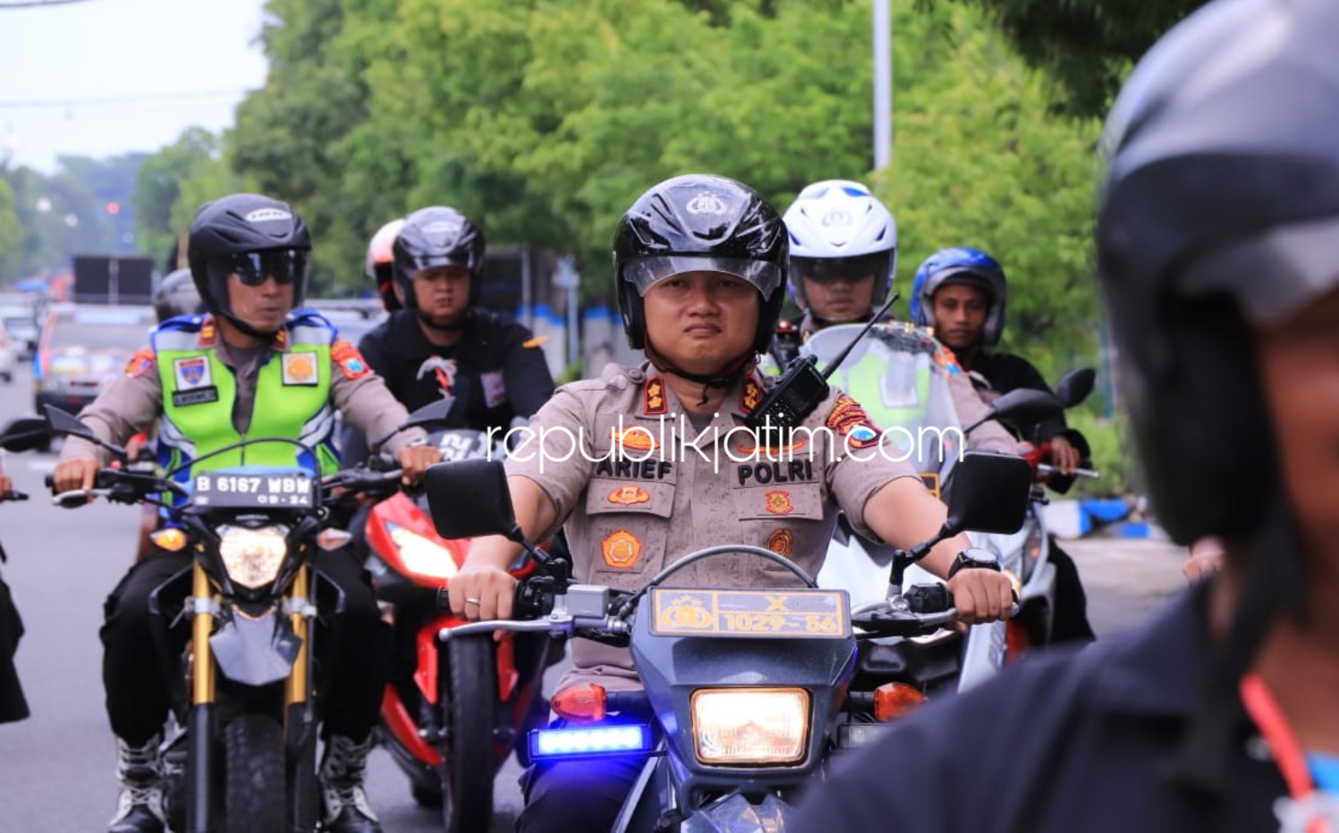 PATROLI - Kapolres Ponorogo, AKBP Arief Fitrianto turut mengendarai trail ikut patroli pengamanan, pengawalan dan penyisiran jalur rute masuknya ribuan anggota PSHT yang mengikuti acara Bumi Reog Berdzikir di Alun-Alun Ponorogo, Minggu (05/01/2020).