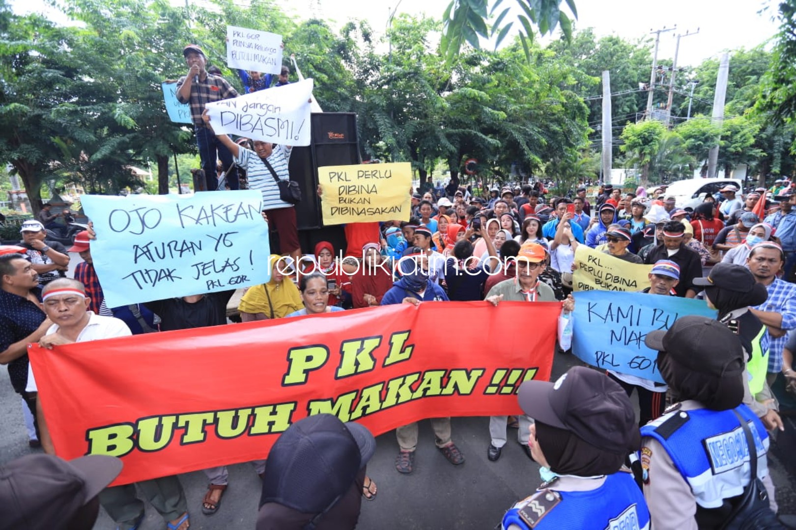 DEMO - Sekitar 430 Pedagang Kaki Lima (PKL) GOR Delta Sidoarjo demo di kantor DPRD Sidoarjo menuntut pembukaan pintu GOR yang mulai awal Tahun 2020 hanya dibuka satu pintu, Selasa (07/01/2020).