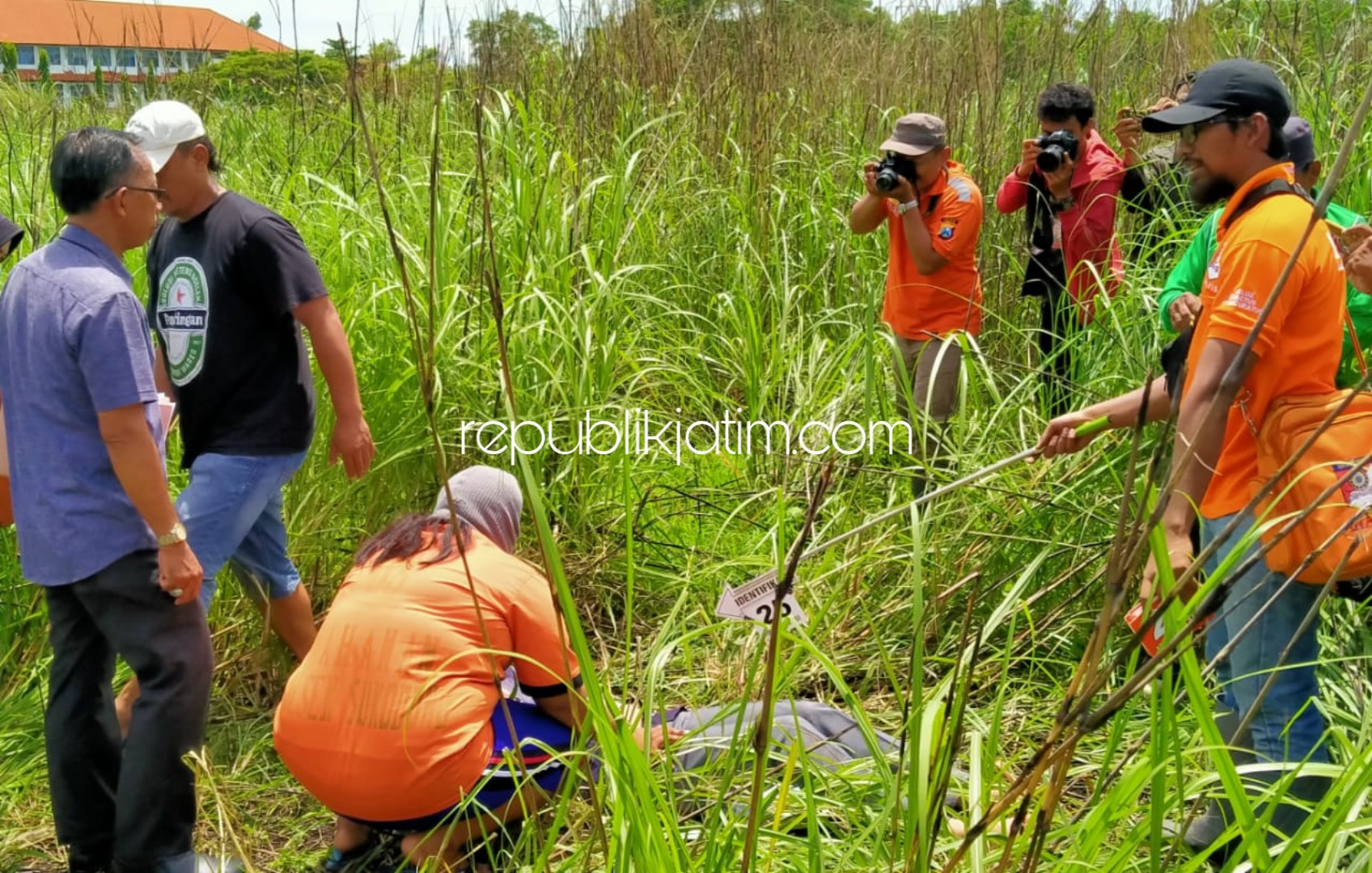 REKONSTRUKSI - Tersangka, Marna J Emanratu memeragakan rekonstruksi pembunuhan terhadap korban, Lina Indriana Losepta di kawasan pergudangan Safe n Lock, Desa Rangkahkidul, Kecamatan/Kabupaten Sidoarjo, Selasa (07/01/2020).