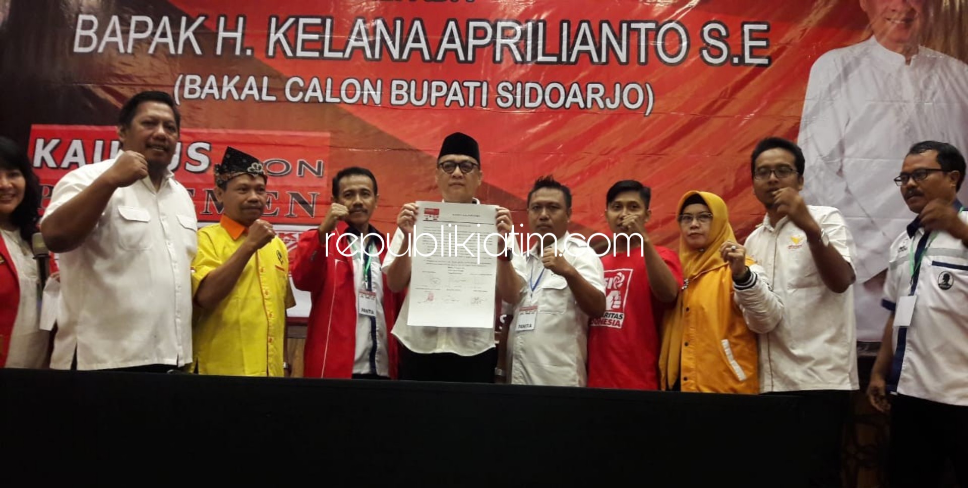 DEKLARASI - Kaukus Partai Non Parlemen dan Relawan Topi Kwalik mendeklarasikan dukungan terhadap Bacabup Sidoarjo, Kelana Aprilianto di Fave Hotel Sidoarjo, Selasa (07/01/2020).