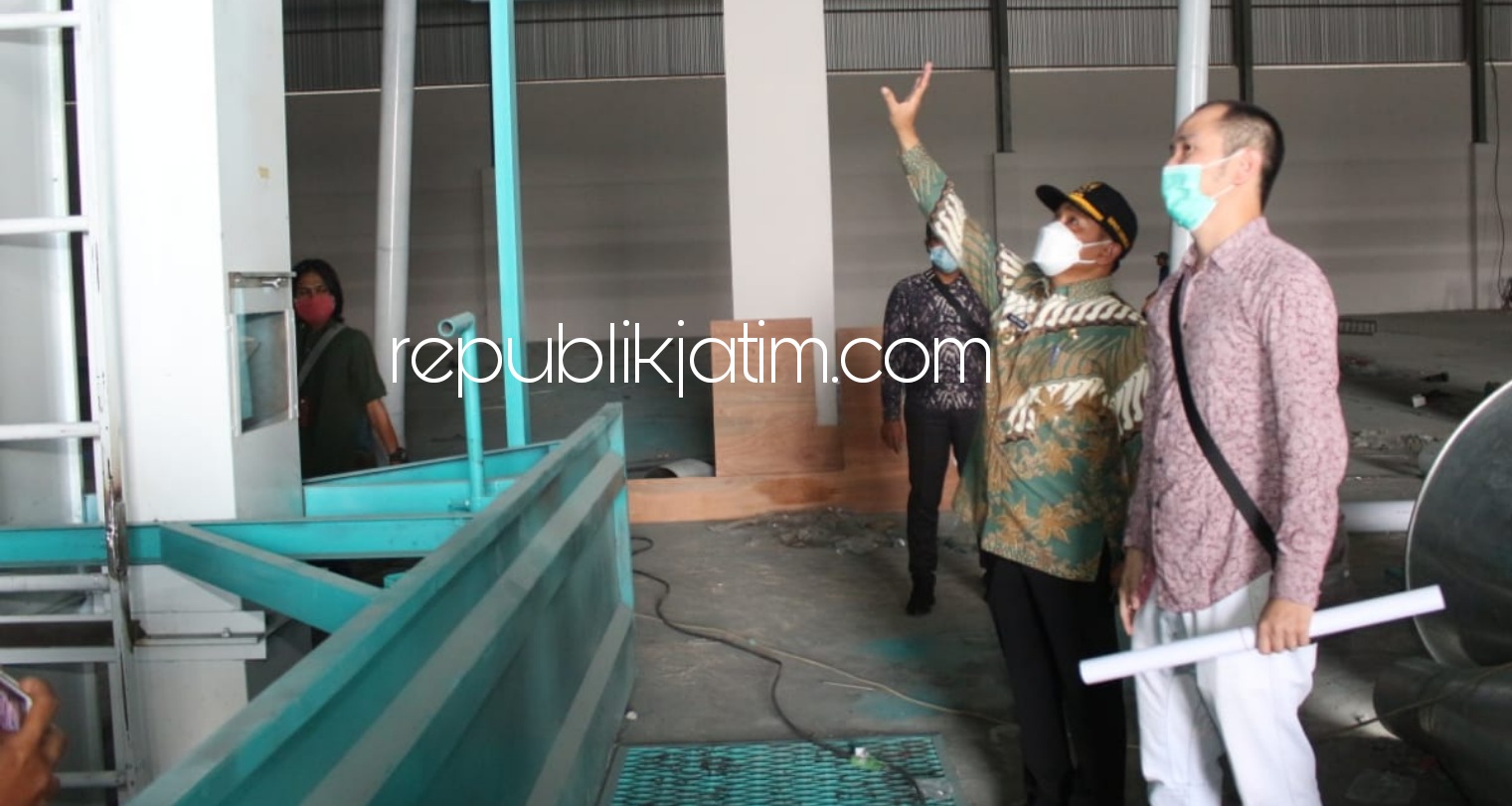 TINJAU - Pj Bupati Sidoarjo, Hudiyono meninjau pembangunan pabrik pengeringan jagung dan kedelai di Desa Tropodo, Kecamatan Krian, Sidoarjo, Kamis (07/01/2021). 