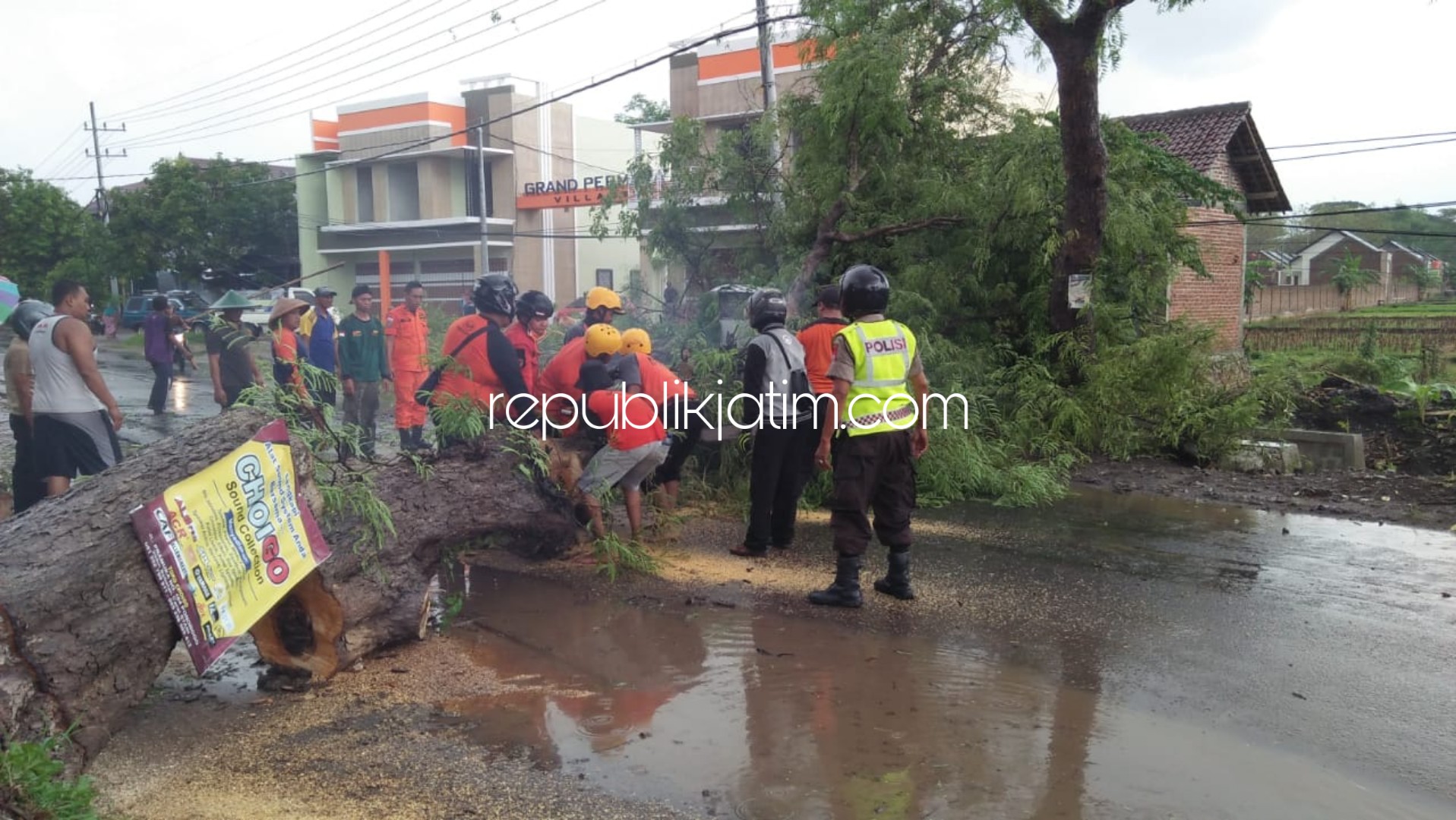 EVAKUASI- Puluhan personil membantu mengevakuasi dua pohon tumbang di dua TKP di wilayah Siman, Ponorogo, Senin (06/01/2020) sore.