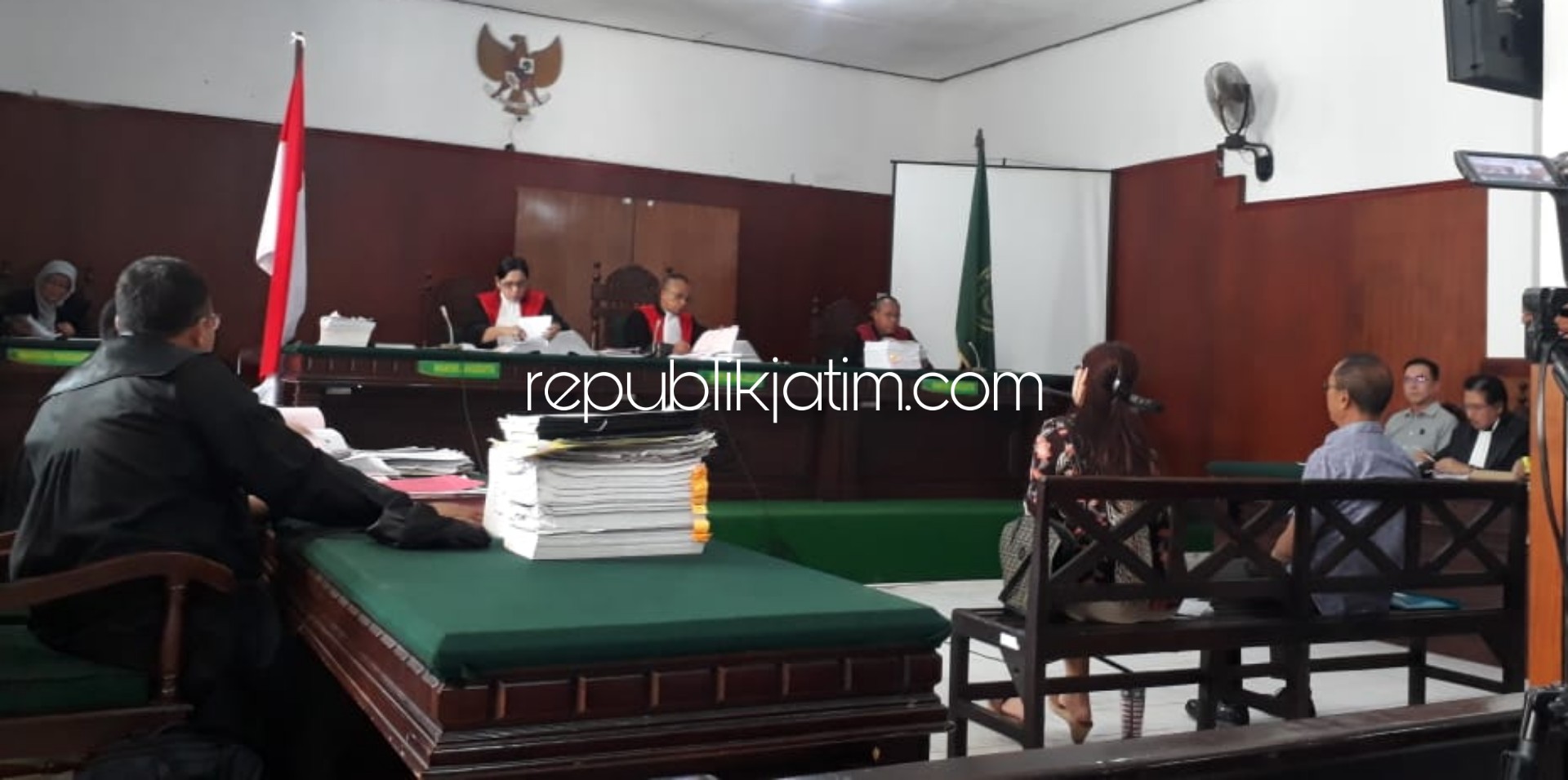 KESAKSIAN - Dua saksi pembeli gudang PT Gala Bumi Perkasa saat memberikan keterangan di persidangan di Pengadilan Negeri Sidoarjo, Senin (06/01/2020) petang.