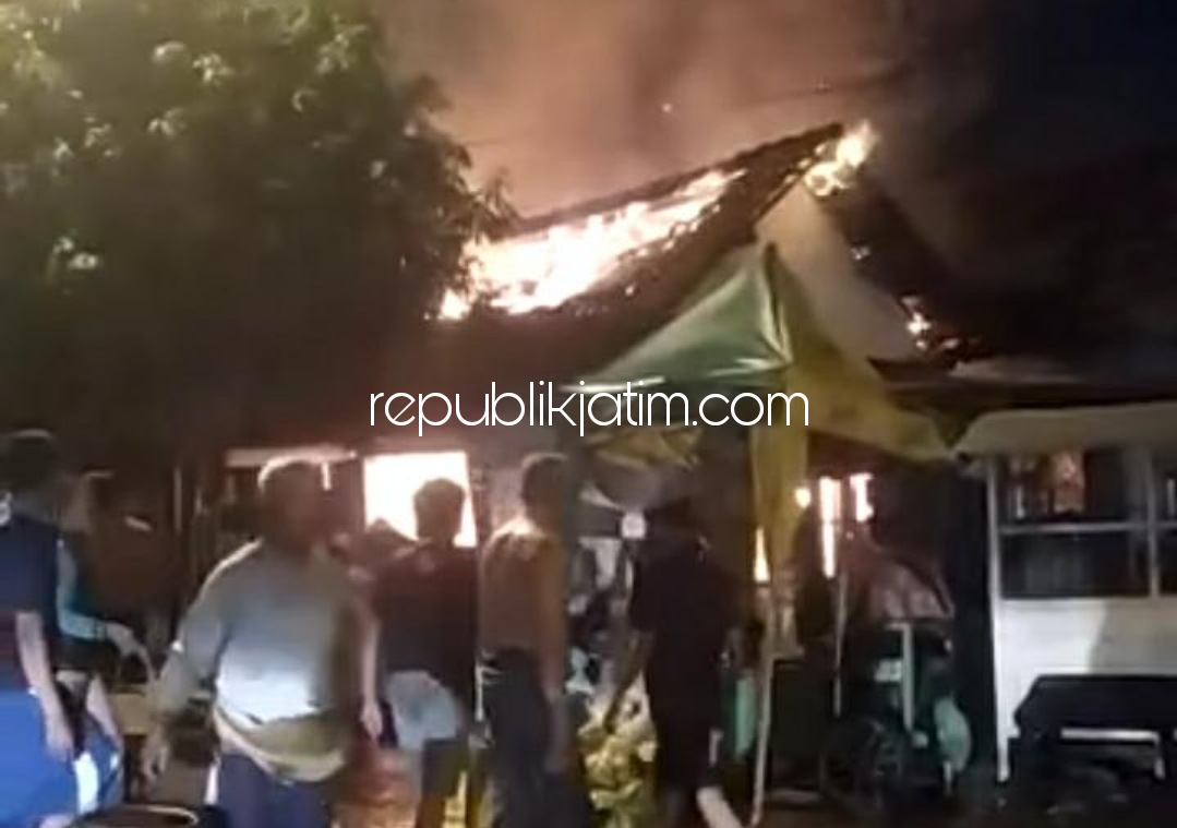 TERBAKAR - Sebuah toko sembako milik Tina di pertigaan Patung Kuda Desa Jedongcangkring, Kecamatan Prambon, Sidoarjo ludes terbakar, Rabu (06/01/2021) malam.