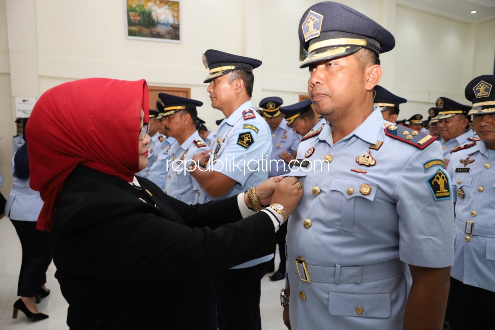 LANTIK - Kepala Kanwil Kemenkumham Jatim, Susy Susilawati melantik 89 pejabat struktural di lingkungan Kanwil Kemenkumham Jatim, termasuk 31 Kepala UPT Pemasyarakatan dan jajaran, Selasa (07/01/2020).