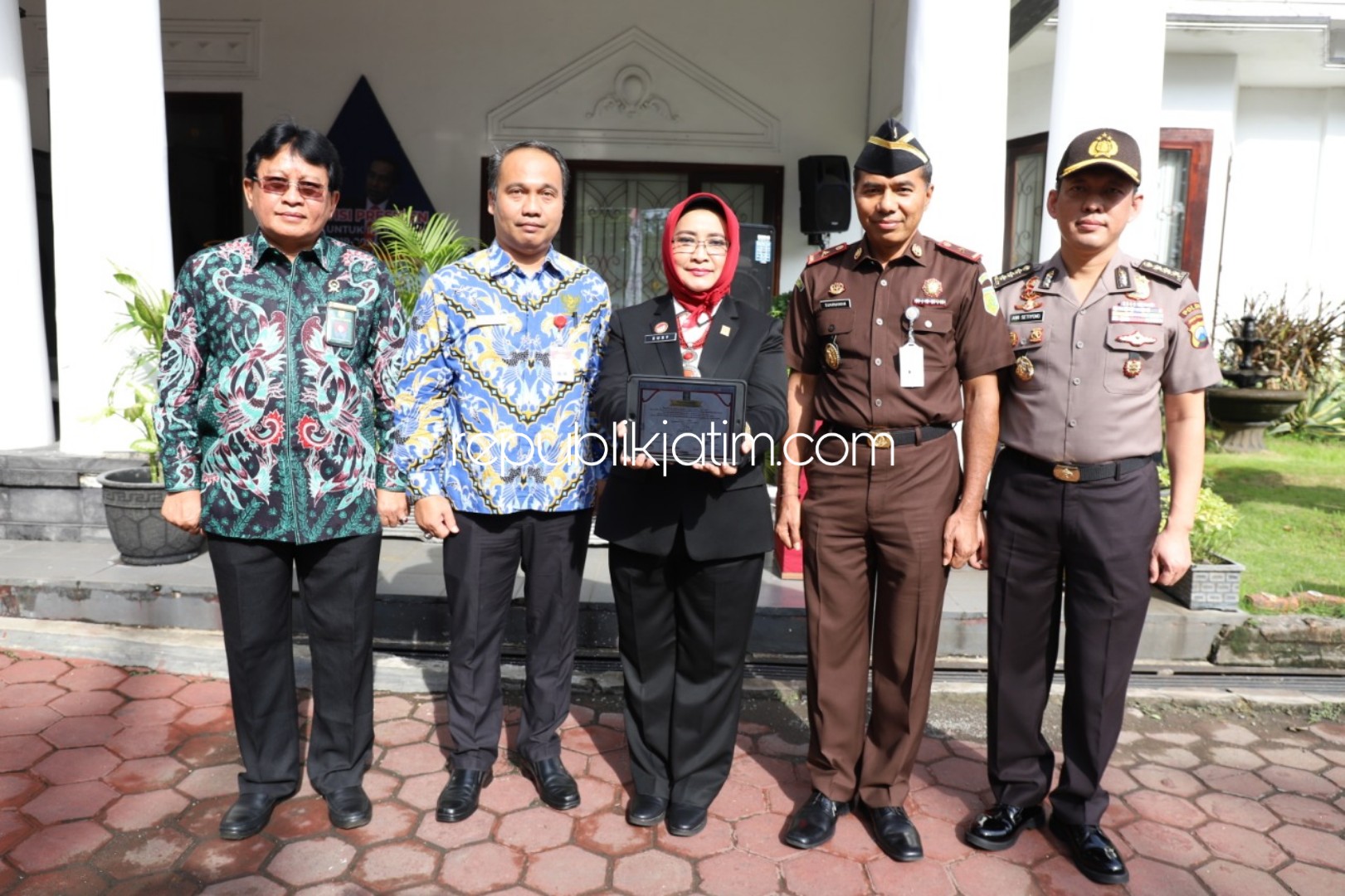 LIBATKAN - Kakanwil Kemenkumham Jatim, Susy Susilawati memimpin Apel Penandatanganan Janji Kinerja dan Pencanangan Pembangunan Zona Integritas jajarannya melibatkan stakeholder internal dan eksternal, Selasa (07/01/2020).