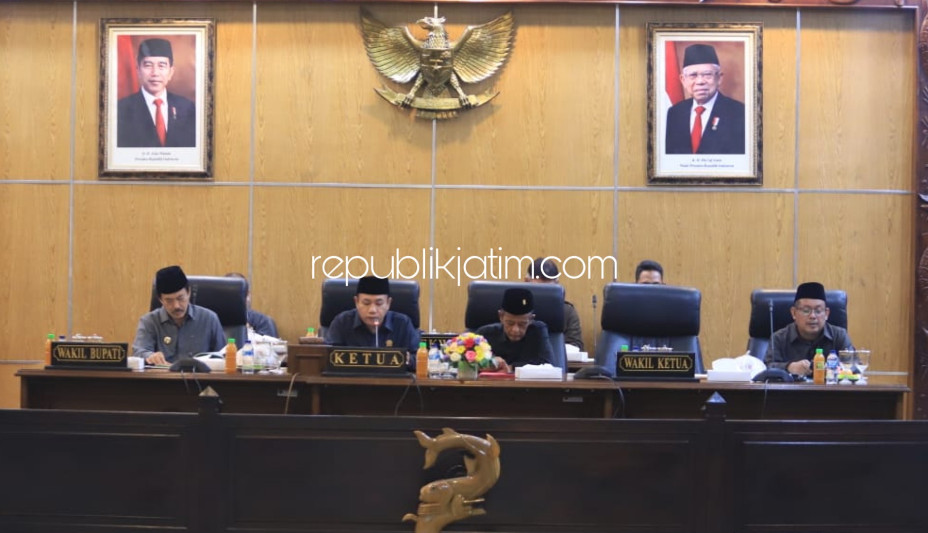PARIPURNA - Ketua DPRD Sidoarjo, Usman memimpin paripurna pengesahan Raperda tentang Perubahan Raperda Nomor 8 Tahun 2015 tentang Pilkades dan Raperda Penyelenggaraan Kearsipan tetapi tidak disahkan karena Bupati Sidoarjo dibawa KPK, Rabu (08/01/2020).