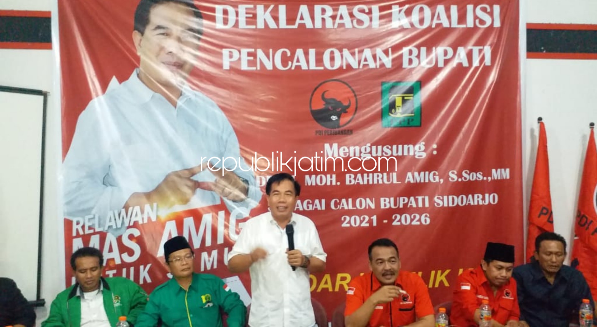 PAPARAN - Bacabup Sidoarjo, M Bahrul Amig memberikan paparan di hadapan para relawannya, kader PDIP dan PPP saat deklarasi di kantor DPC PDI Perjuangan Sidoarjo, Rabu (08/01/2020) sore.