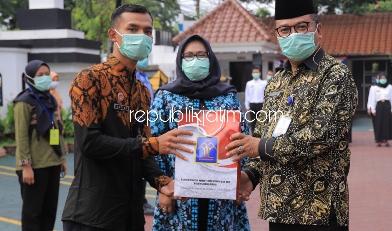 WFH - Kanwil Kemenkumham Jatim mengantisipasi penyebaran Covid-19 dengan menerapkan Work From Home (WFH) 100 persen bagi seluruh pegawai dengan membagikan multivitamin dan masker ke pegawai, Jumat (08/01/2021).