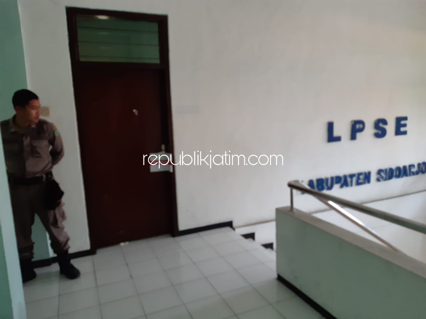 DISEGEL - Ruang LPSE yang ada di komplek Pemkab Sidoarjo disegel KPK dan dijaga Satpol PP, Rabu (08/01/2020).