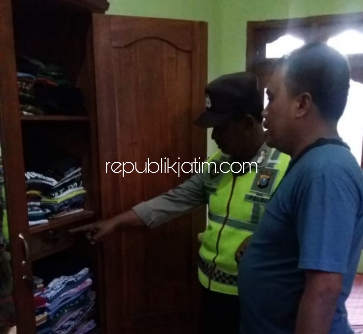 OLAH TKP - Sejumlah anggota Polsek Mlarak dan Polres Ponorogo menggelar olah TKP di rumah guru, Purwadi warga Desa Ngrukem, Kecamatan Mlarak, Ponorogo, Selasa (08/01/2019).