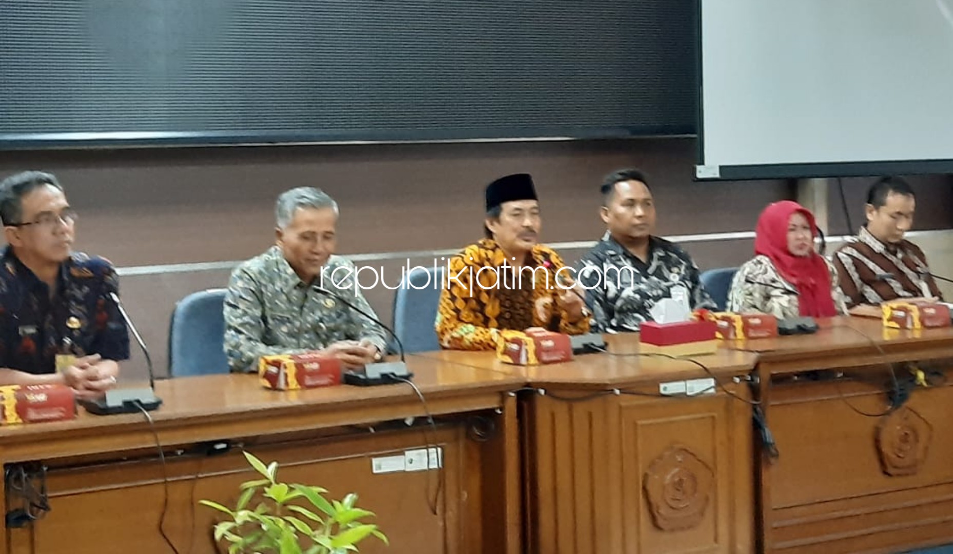 KETERANGAN PERS - Wabup Sidoarjo, Nur Ahmad Syaifuddin didampingi Sekda, Ahmad Zaini dan Asisten I, II dan III memberikan keterangan pers kepada sejumlah media di Pemkab Sidoarjo, Kamis (09/01/2020).