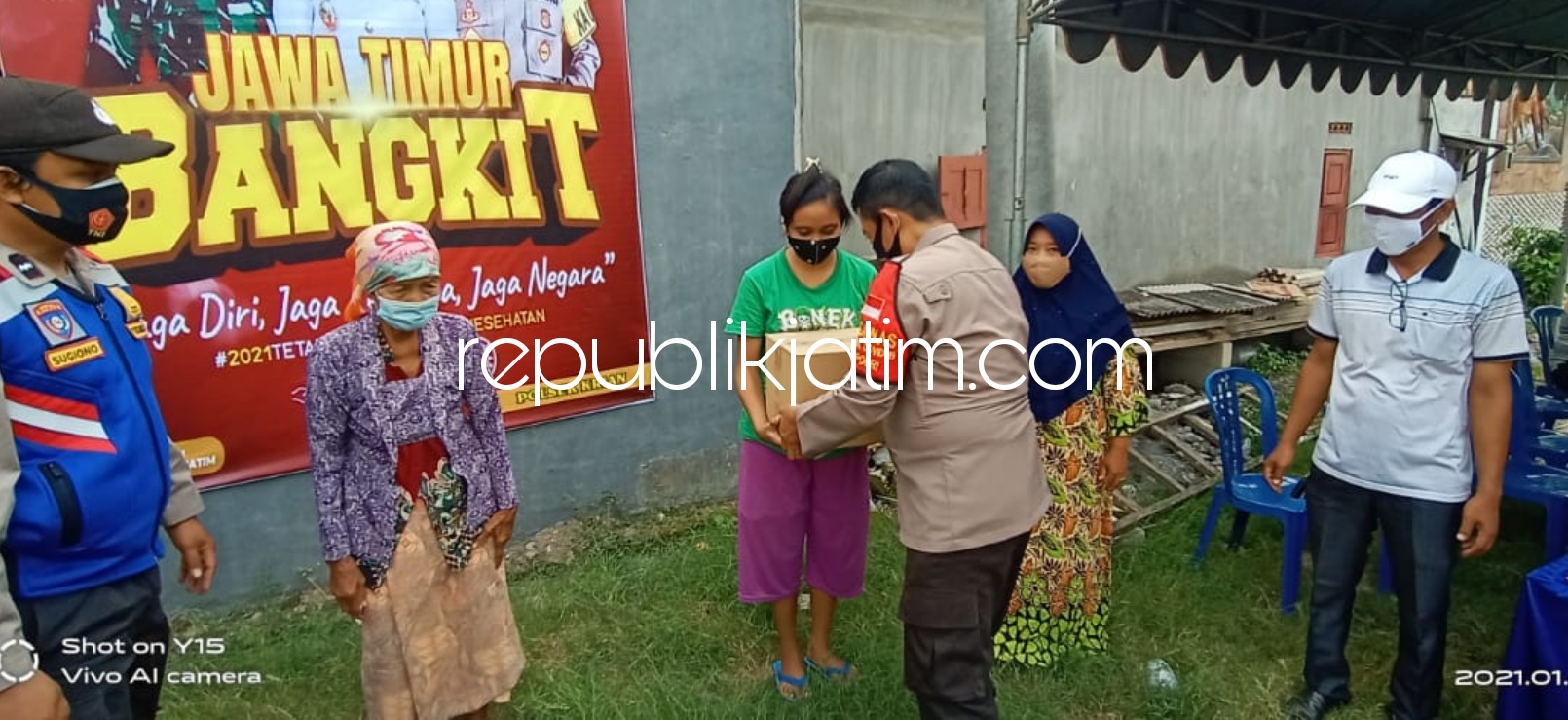 SERAHKAN - Kapolsek Krian, Kompol Mukhlason menyerahkan bantuan sembako untuk sekitar 30 KK korban banjir di Dusun Badas, Desa Barengkrajan, Kecamatan Krian, Sidoarjo, Sabtu (09/01/2021) sore.