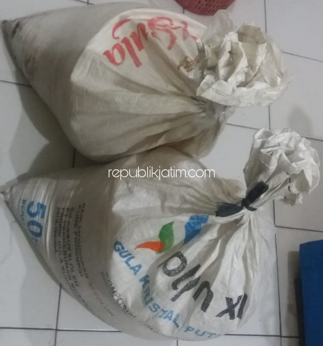 BARANG BUKTI - Dua sak gula pasir yang disita polisi dari tangan tersangka pencurian gula pasir sebagai barang bukti, Kamis (09/01/2020). 