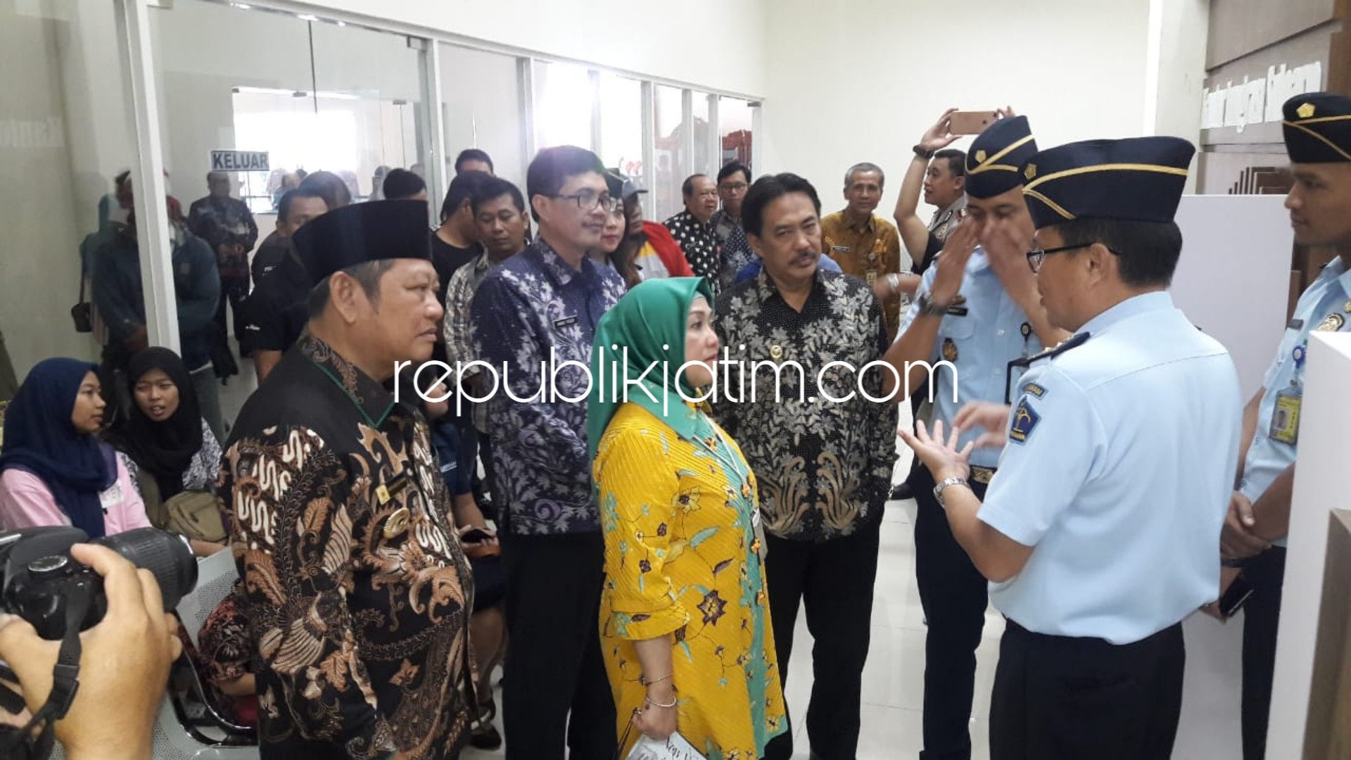 SOFT LAUNCHING - Bupati Sidoarjo, Saiful Ilah melihat puluhan stan di Mall Pelayanan Publik bersama Deputi Bidang Pelayanan Publik, Kemenpan RB, Dr Diah Natalisa MPd di gedung Serba Guna Sidoarjo JL Lingkar Timur, Kamis (10/01/2019).