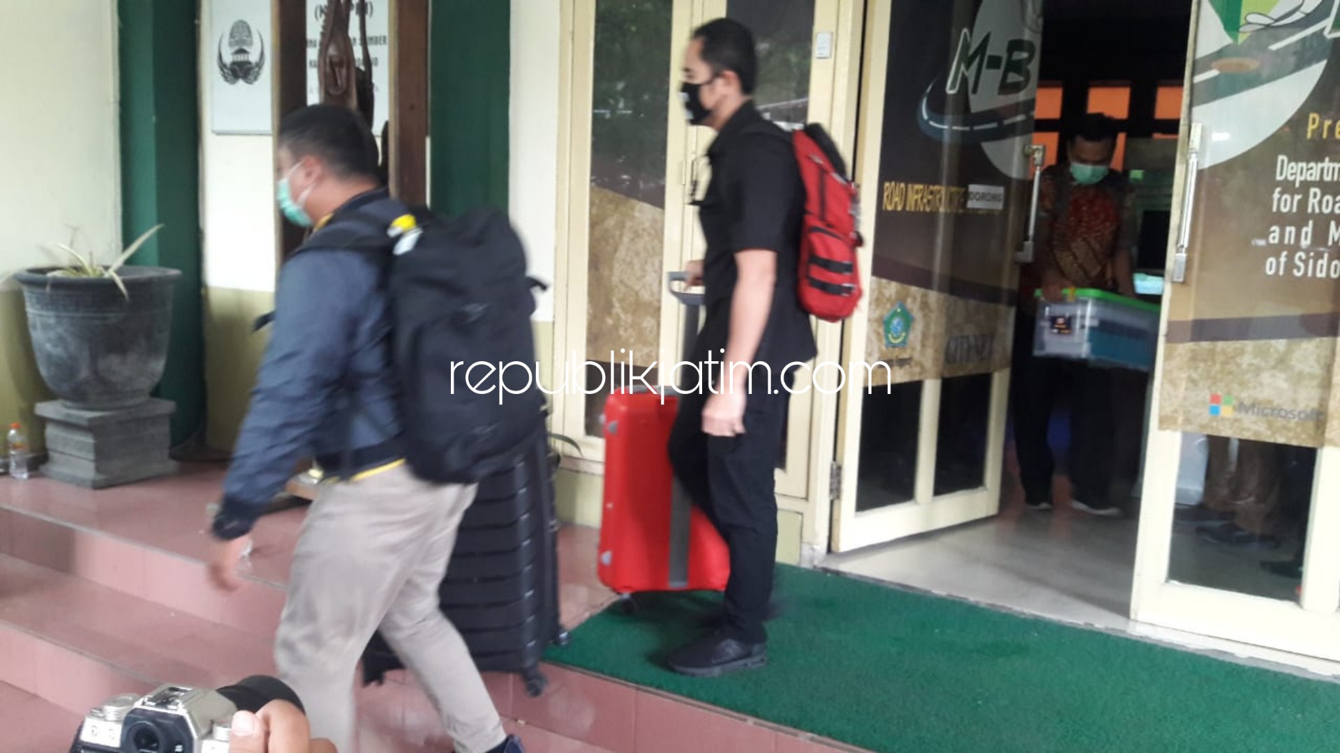 ANGKUT - Tim penyidik KPK mengangkut 2 koper, 2 kardus dan 1 bok data dari Dinas Pekerjaan Umum Bina Marga dan Sumber Daya Air (PU BM dan SDA) Pemkab Sidoarjo, Jumat (10/01/2020).