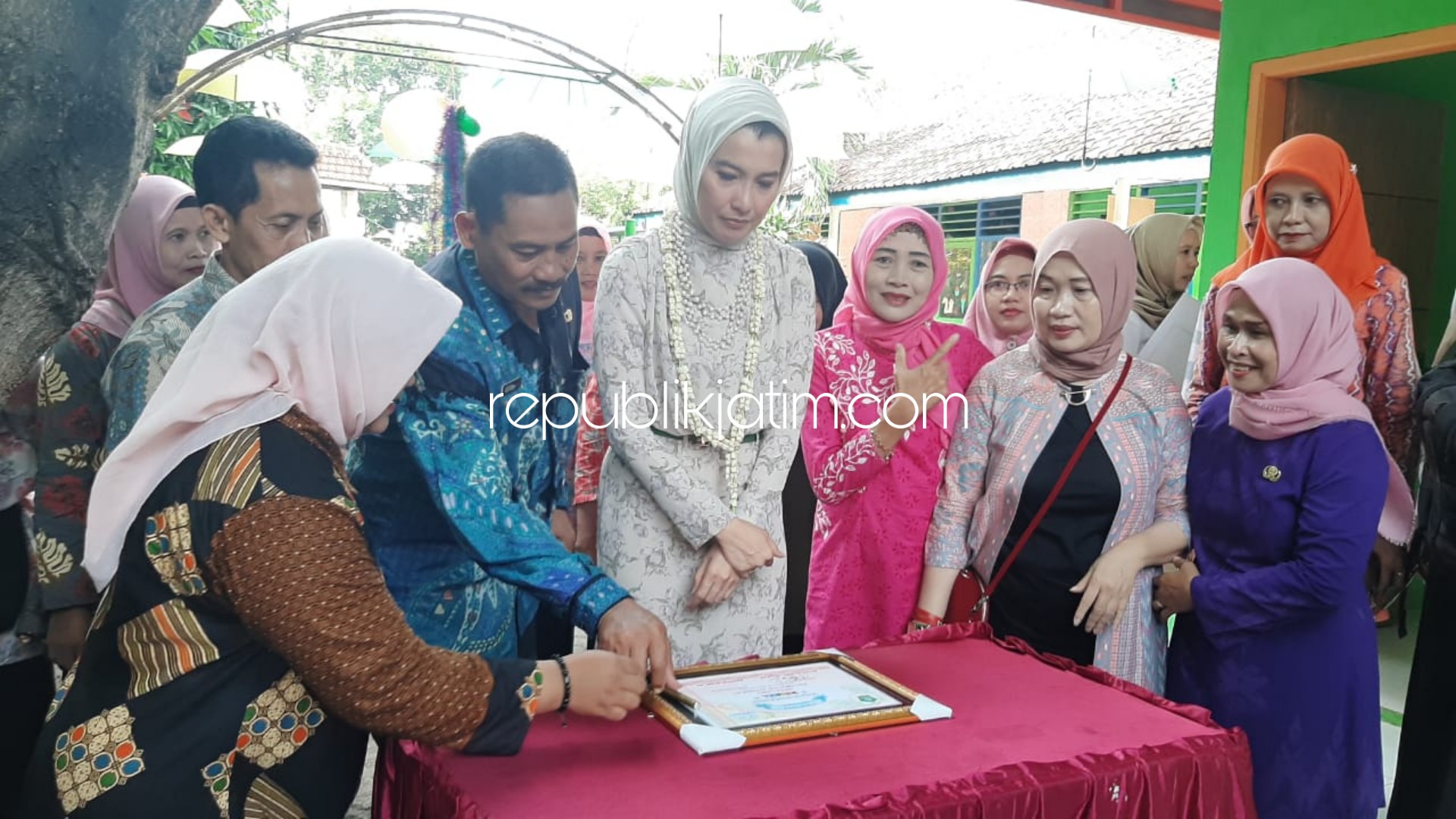 RESMIKAN - Anggota Fraksi PKB DPR RI, Arzetti Bilbina meresmikan dan memberikan bantuan ke PAUD Bunga Bangsa Ceria, Desa Lebo, Kecamatan/Kabupaten Sidoarjo, Kamis (09/01/2020).