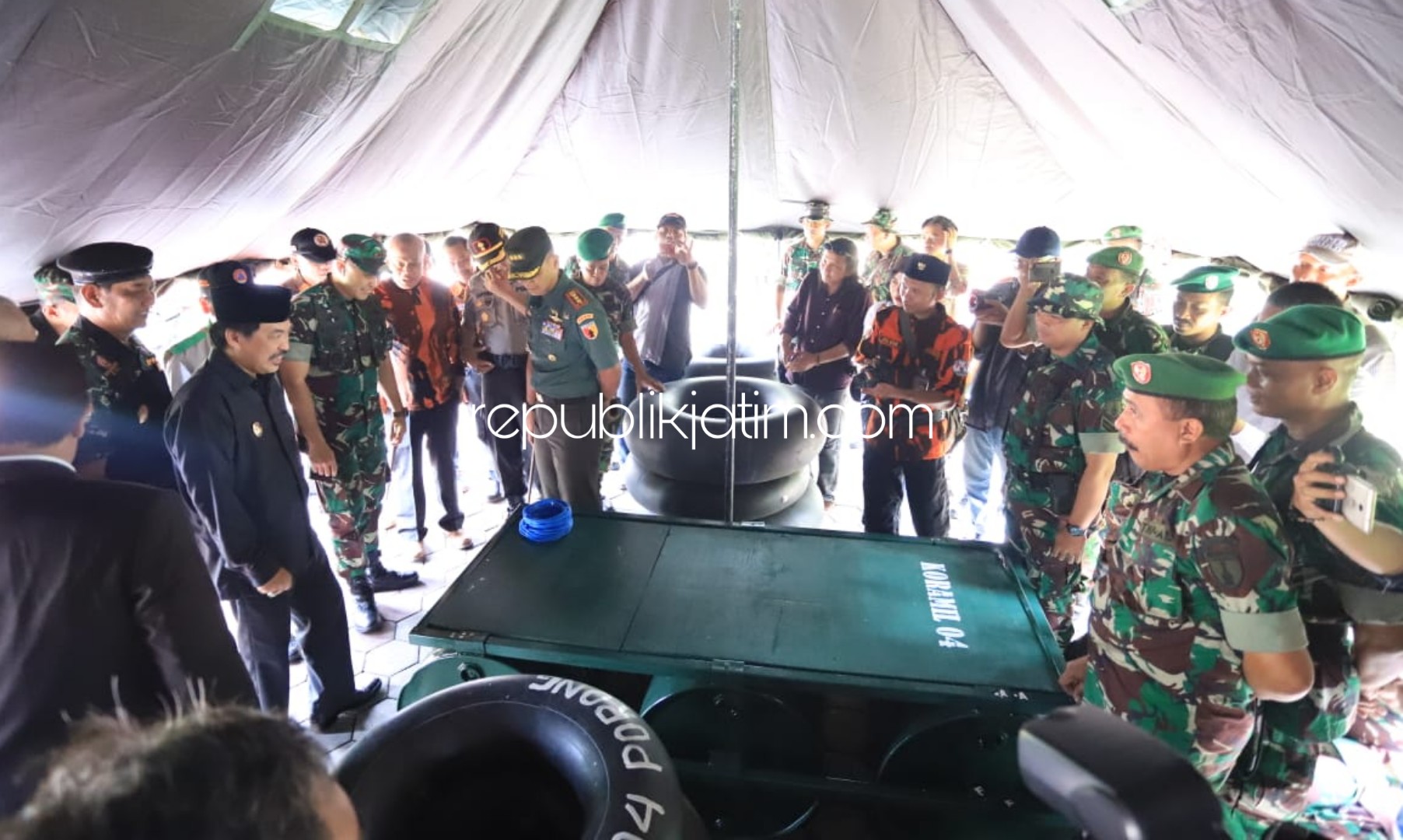 CEK - Wabup Sidoarjo, Nur Ahmad Syaifuddin didampingi Danrem 084/Bhaskara Jaya, Kolonel Inf Sudaryanto, dan Dandim 0816 Sidoarjo Letkol Inf Mohammad Iswan Nusi mengecek peralatan usai apel Penanggulangan Bencana Hydrometeorologi di Alun-Alun, Jumat (10/01