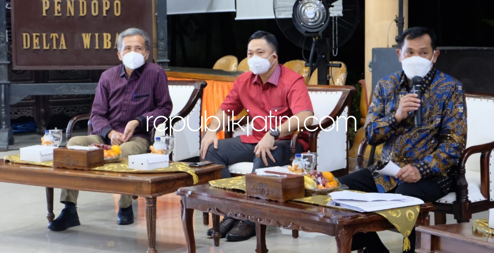 RAKOR - Pj Bupati Sidoarjo, Hudiyono memimpin Rapat Koordinasi (Rakor) soal penerapan Pemberlakukan Pembatasan Kegiatan Masyarakat (PPKM) selama 14 hari mulai tanggal 11-25 Januari 2021 besok di Pendopo Delta Wibawa, Sabtu (09/01/2021) malam.