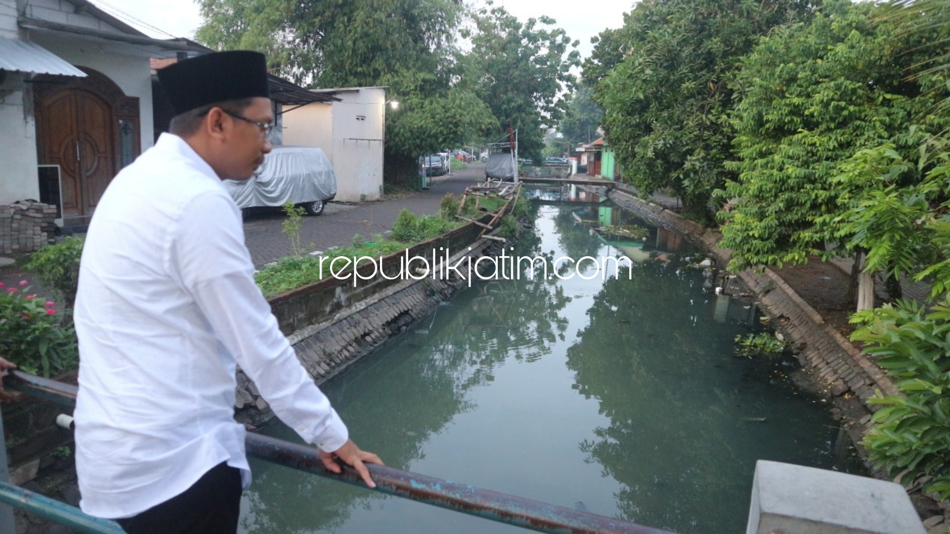 TINJAU SUNGAI - Bacabup Sidoarjo, Ahmad Muhdlor Ali saat meninjau salah satu sungai di wilayah Kecamatan Taman, Sidoarjo, Jumat (10/01/2020).