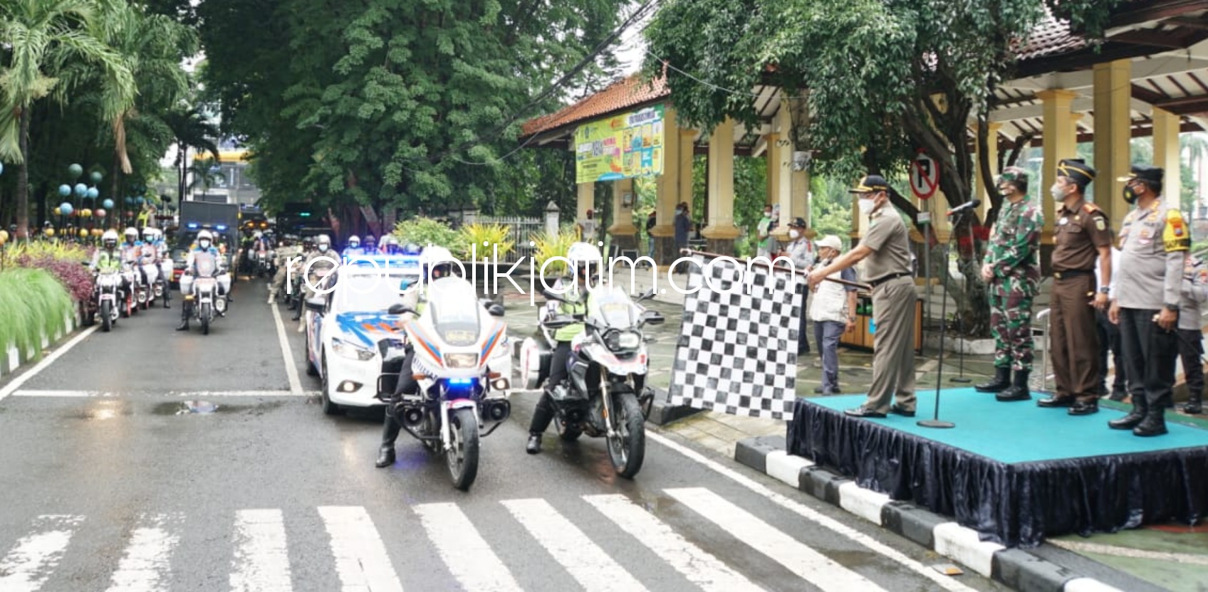 BERANGKATKAN - Pj Bupati Sidoarjo, Hudiyono memberangkatkan ratusan personel gabungan TNI, Polri, Satpol PP, Dishub, Dinkes, dan juga komunitas mulai disebar di berbagai wilayah, Senin (11/01/2021).