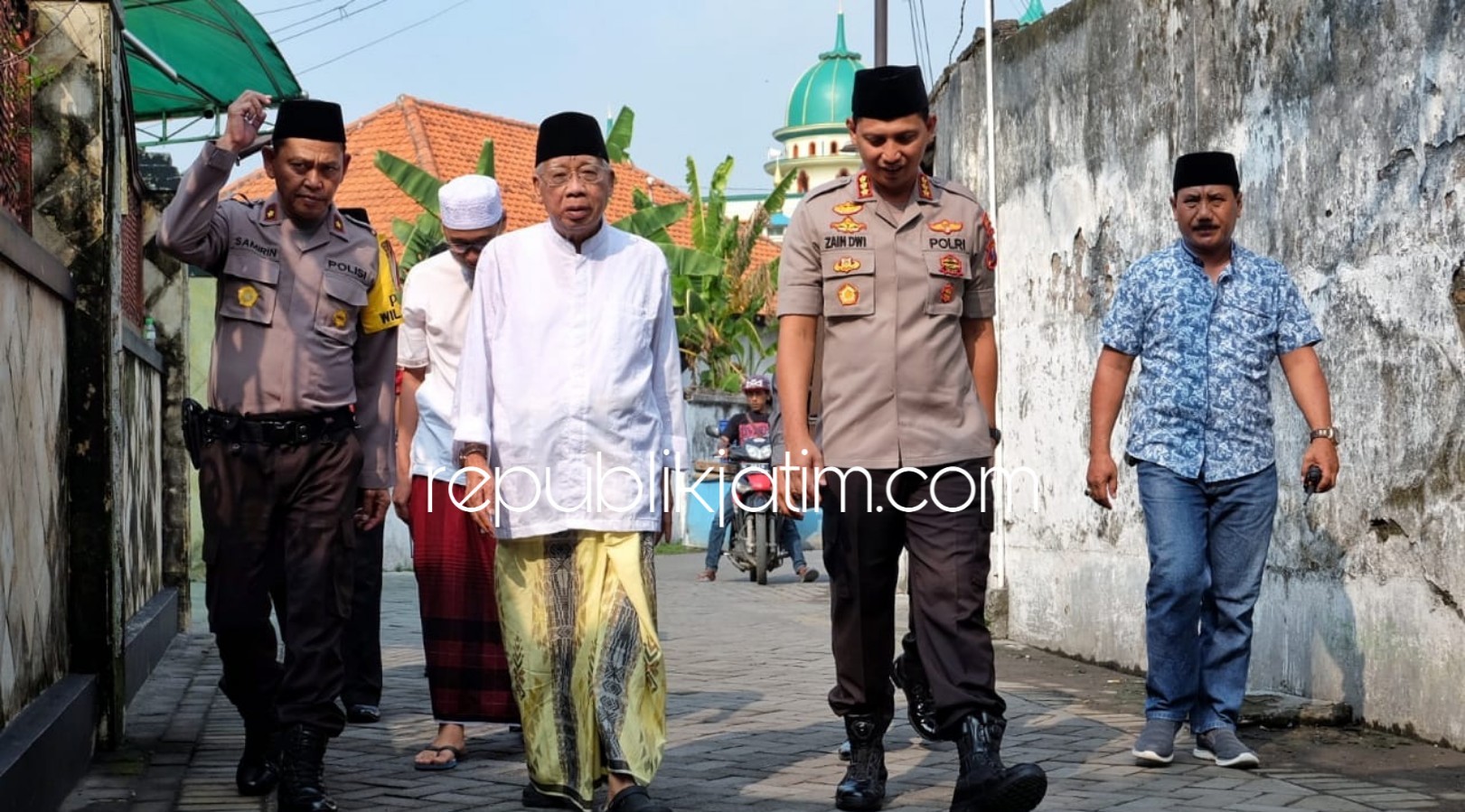 SILATURRAHIM - Kapolresta Sidoarjo Kombespol Zain Dwi Nugroho didampingi Kapolsek Taman Kompol Samirin bersilaturrahim ke Ketua MUI Jatim, KH Abdussomad Buchori di Taman, Jumat (11/01/2019).