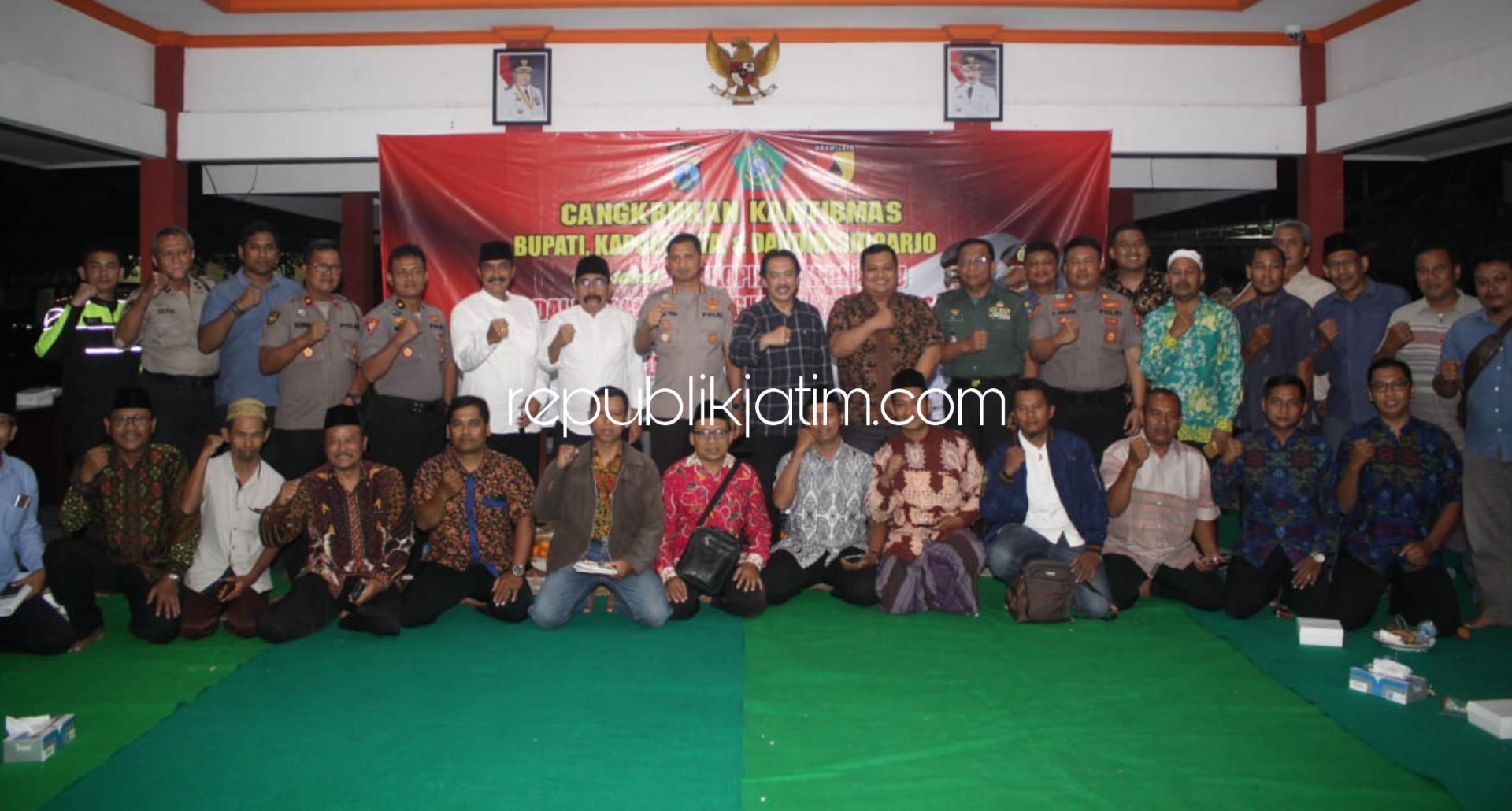 CANGKRUKAN - Kapolresta Sidoarjo, Kombes Pol Zain Dwi Nugroho dan Wabup Nur Ahmad Syaifuddin memimpin kegiatan cangkrukan Kamtibmas di Kecamatan Wonoayu, Jumat (10/01/2020) malam.