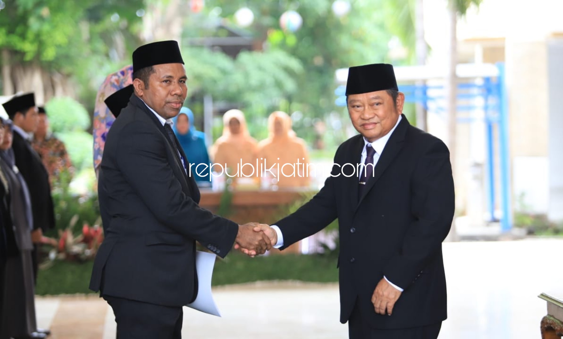 DILANTIK - Kepala Dinas Kominfo Pemkab Sidoarjo, Sanadjihitu Sangadji (kiri) berjabat tangan dengan Bupati Sidoarjo, Saiful Ilah usai dilantik beberapa jam sebelum ditangkap KPK di Pendopo Delta Wibawa, Selasa (07/01/2020) kemarin.