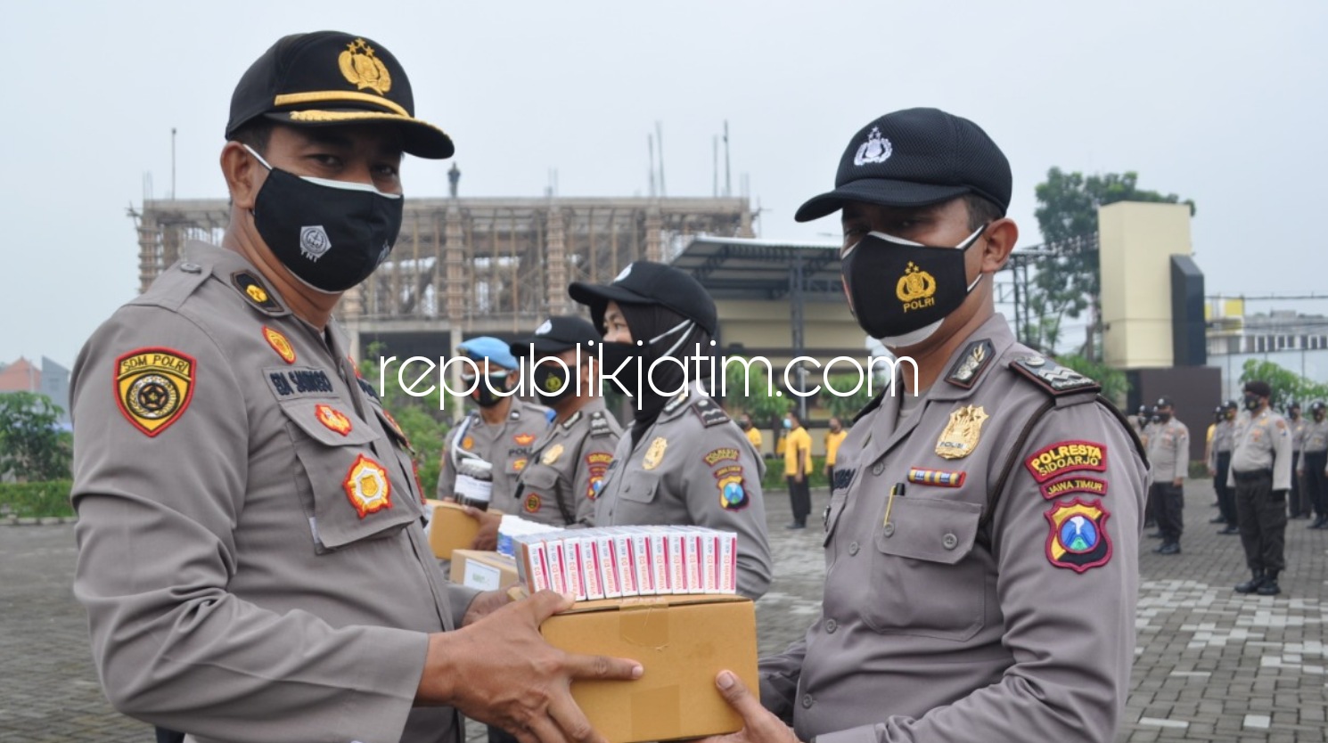 BEKALI - Pemberlakuan Pembatasan Kegiatan Masyarakat (PPKM) dalam memutus penyebaran mata rantai Covid-19, anggota Polresta Sidoarjo dibekali prebiotik, Senin (11/01/2021).