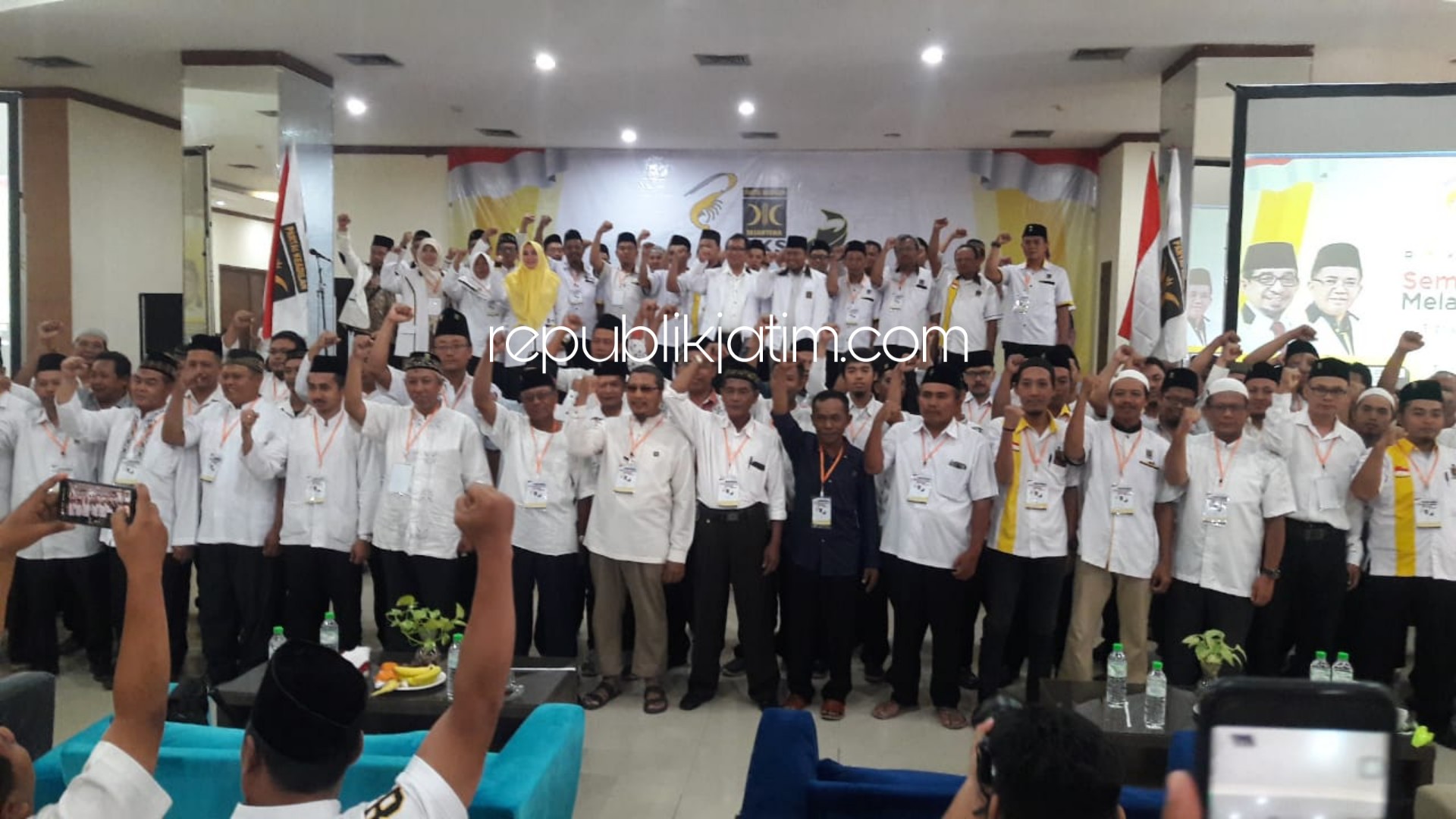 BAGI KTA - Pengurus DPD PKS Sidoarjo membagikan 7.400 Kartu Tanda Anggota (KTA) baru kepada para kadernya saat acara Rakorda di Hotel Delta Mayang Sidoarjo, Minggu (12/01/2020).