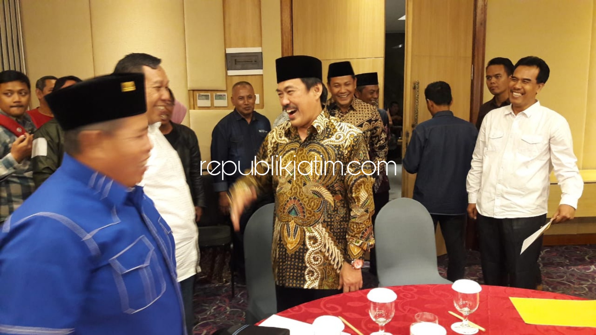 DEKLARASI - Wabup Sidoarjo, Nur Ahmad Syaifuddin sempat menghampiri acara Deklarasi Bakal Calon Bupati Sidoarjo, Haris di Fave Hotel Sidoarjo, Sabtu (11/01/2020) malam. 