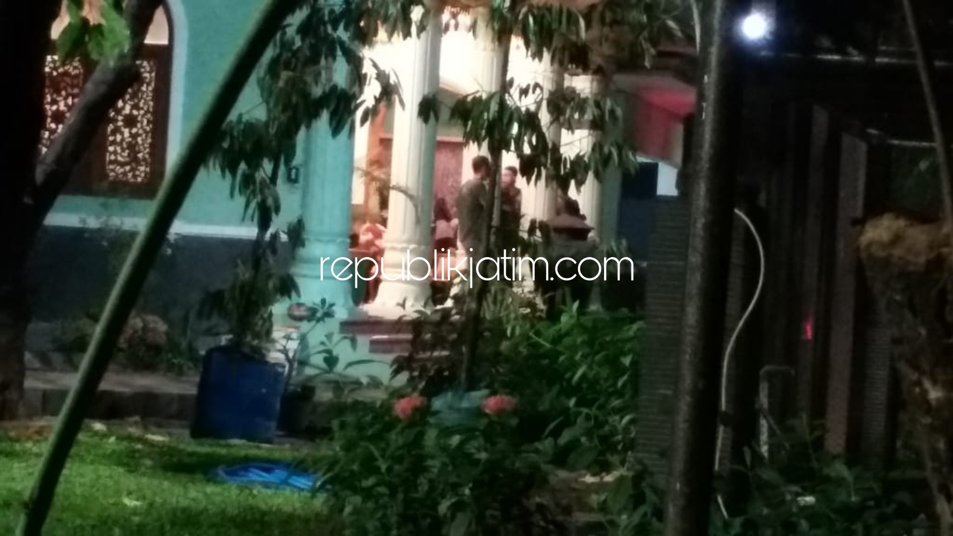 GELEDAH - Sebanyak 12 orang penyidik KPK menggeledah Rumdin Bupati Sidoarjo berhasil menyita uang Rp 1 miliar dan uang asing, Sabtu (11/01/2020) malam. 