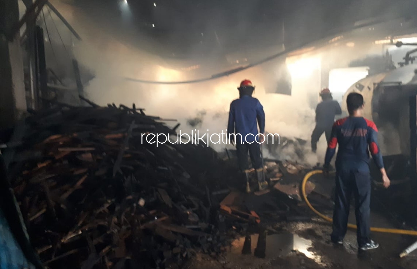 PADAMKAN - Petugas Polsek Balongbendo dan BPBD menerjunkan 2 unit Mobil Pemadam Kebakaran (PMK) memadamkan api di pabrik tahu UD Sumber Rejeki milik Bambang Raharjo di Desa Wonokupang, Kecamatan Balongbendo, Sidoarjo, Minggu (12/01/2020) sore.