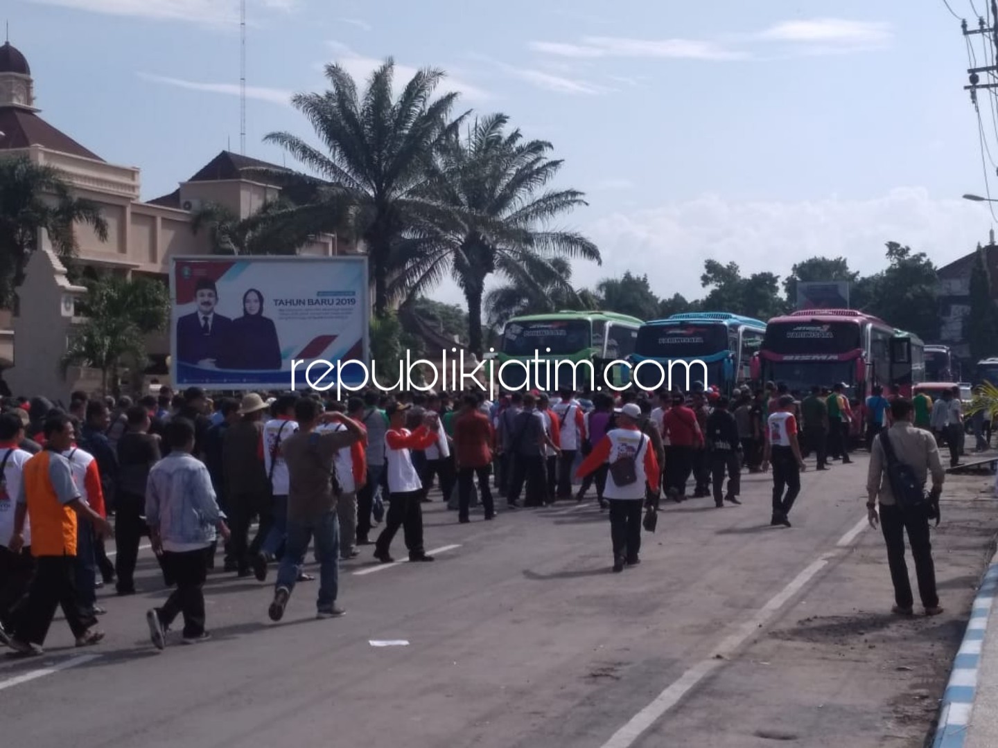 LURUK JAKARTA - Sebanyak 580 perangkat desa se Ponorogo berangkat meluruk Jakarta menggunakan 11 bus menagih janji Presiden untuk menaikkan gaji mereka setara gaji ASN atau PNS, Minggu (13/01/3019).