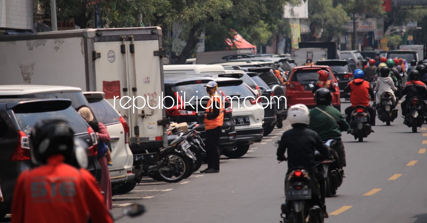 PARKIR - Salah satu kondisi parkiran yang ada di JL Gajahmada Sidoarjo masih tampah semerawut, Rabu (13/01/2021).