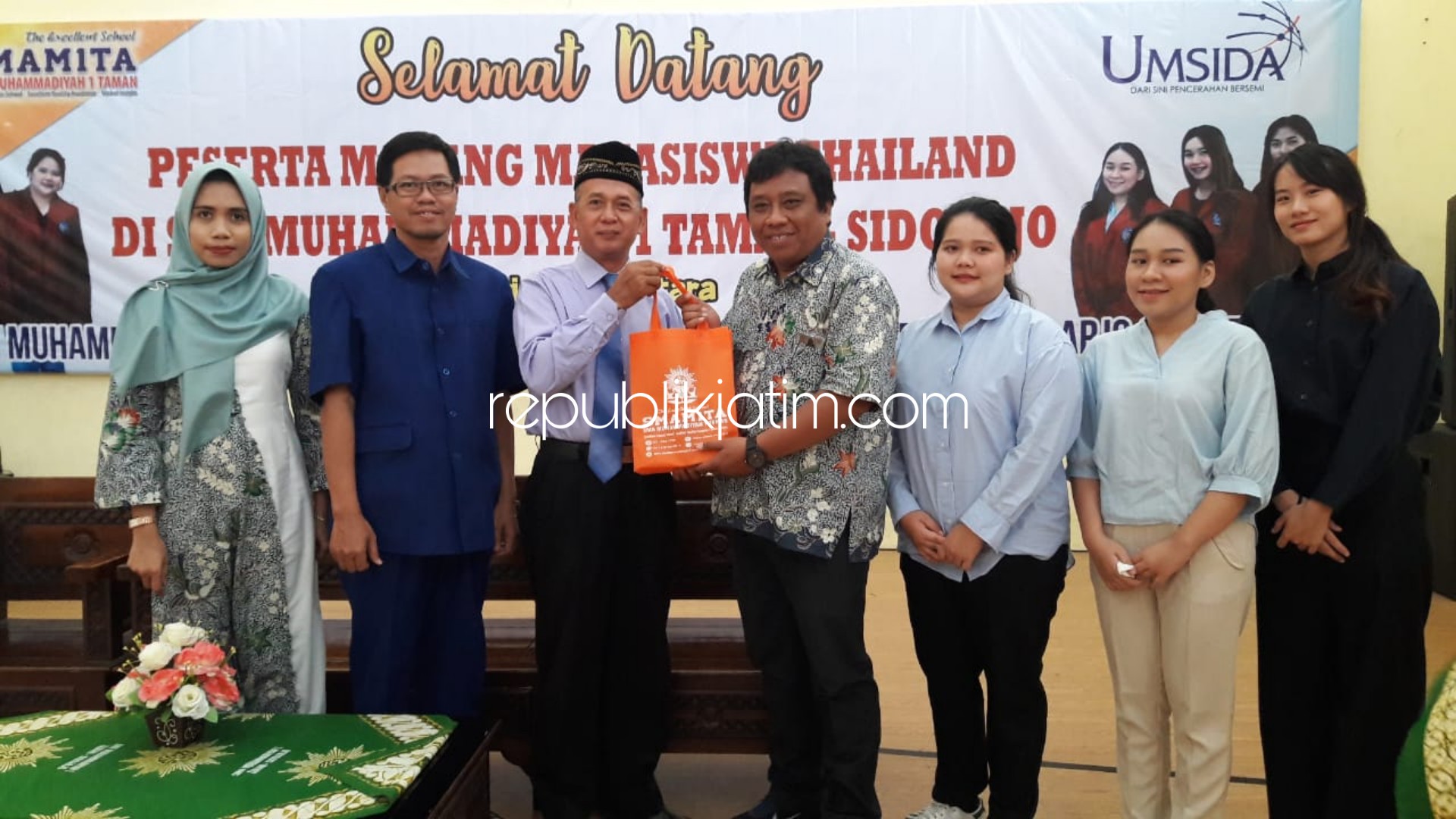 SERAH TERIMA - Kepala Smamita, Zainal Arif Fakhrudi dan Wakil Dekan Fakultas BHIS, Didik Hariyanto menyerahkan tiga mahasiswi asal Thailand yang bakal magang di SMA Favorit di Taman itu, Senin (13/01/2020).