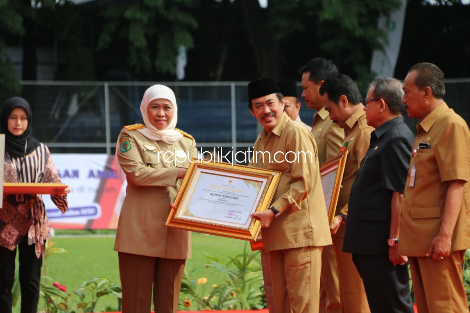 PENGHARGAAN - Wabup Sidoarjo, Nur Ahmad Syaifuddin menerima penghargaan sebagai Pembina Keselamatan dan Kesehatan Kerja (K3) terbaik Peringkat III tingkat Provinsi Jawa Timur Tahun 2020 dari Gubernur Jatim, Khofifah Indar Parawansa, Senin (13/01/2020).