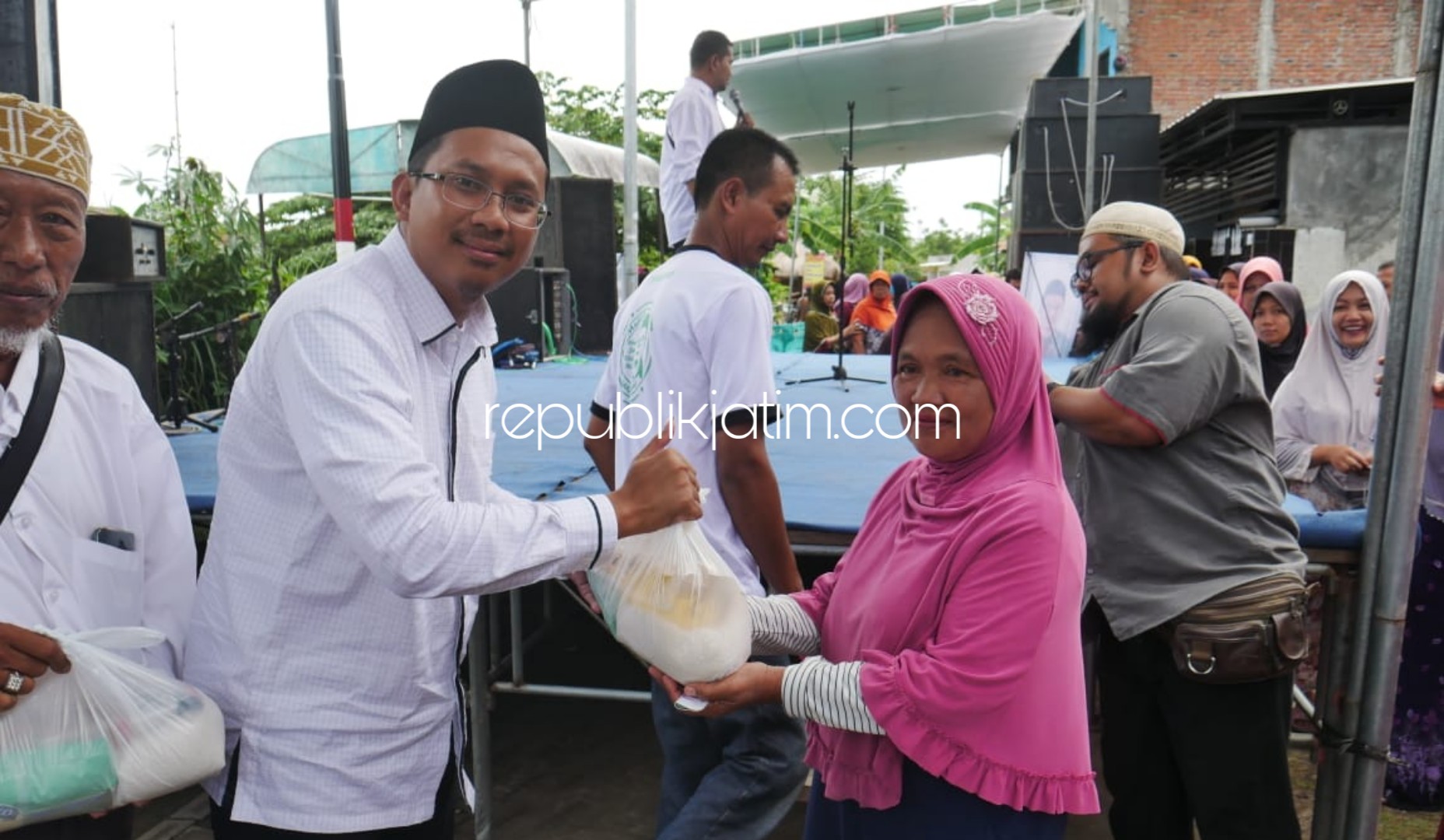 PASAR MURAH - Bakal Calon Bupati (Bacabup) Sidoarjo, Ahmad Muhdlor Ali (Gus Mudlor) juga menggelar Pasar Murah di Dusun Parengan, Desa Keraton, kecamatan Krian, Sidoarjo, Minggu (12/01/2020).