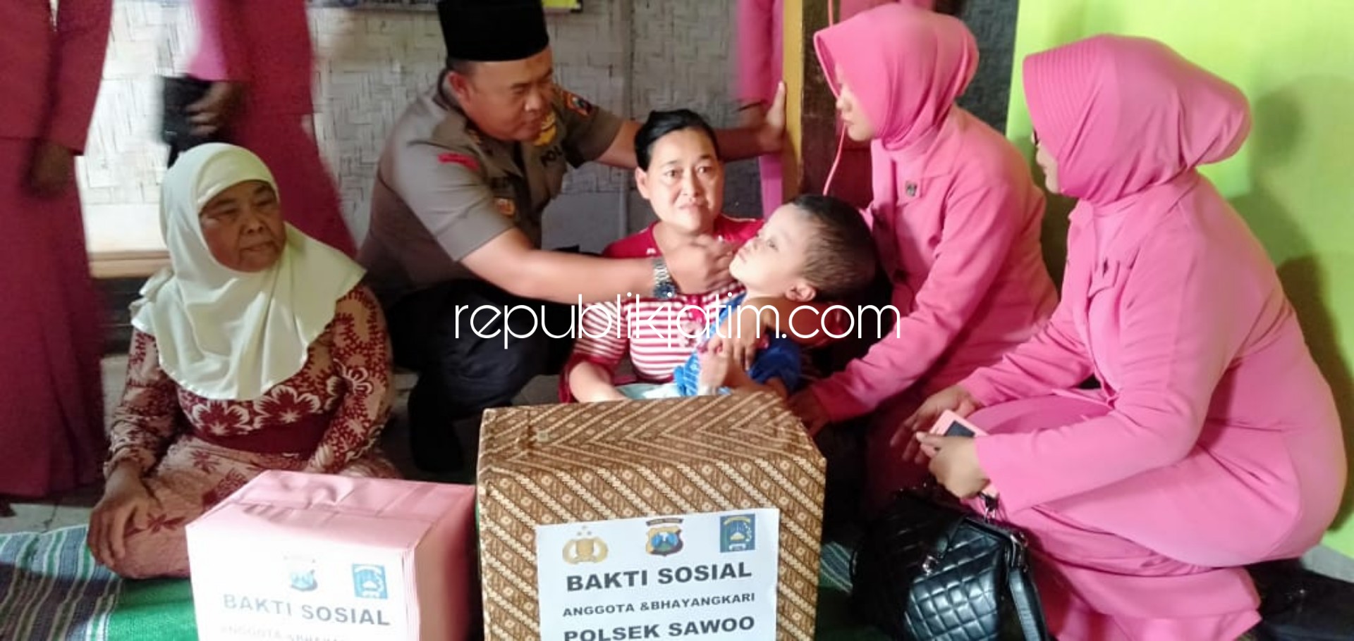 PEDULI- Kapolsek Sawoo, AKP Edi Suyono dan Ketua Bhayangkari Ranting Sawoo memberikan bantuan berupa perlengkapan dan kebutuhan sehari-hari untuk keluarga penderita hydrocepallus, Muhammad Rizal Maulana, Minggu (12/01/2020).