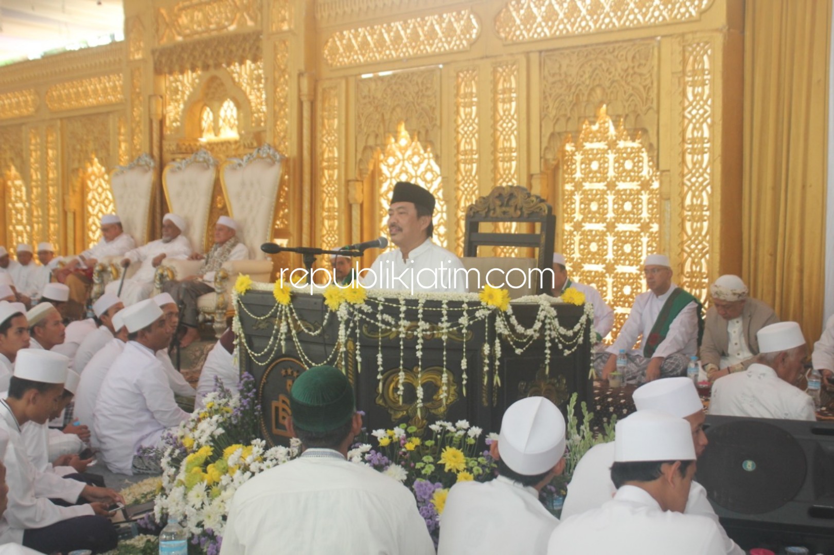 SAMBUTAN - Wabup Sidoarjo, Nur Ahmad Syaifuddin memberikan sambutan dihadapan ribuan jamaah Majlis Dzikir Maulidurrasul Muhammad SAW sekaligus Haul Akbar Sidoarjo dalam rangka hari jadi Sidoarjo ke 161 Tahun 2020 di Masjis Agung, Minggu (12/01/2020).