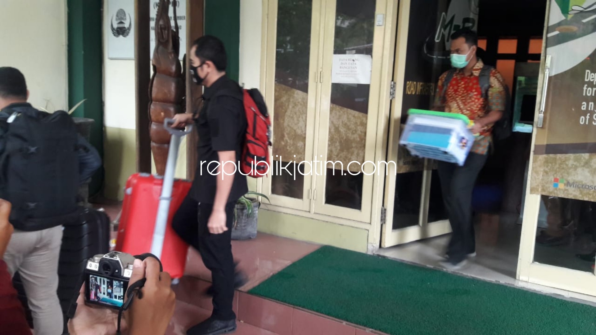 PENGGELADAHAN - Tim penyidik KPK menggeledah kantor Dinas PUBM dan SDA Pemkab Sidoarjo dengan membawa 2 koper, 2 kardus bekas mineral dan 1 boks plastik Jumat (10/01/2020).