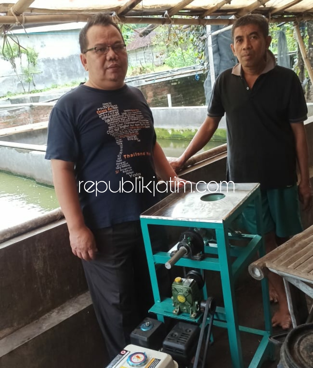 SERAHKAN - Tim Abdimas Umsida menyerahkan mesin pembuat pakan ikan lele kepada salah satu mitra yang diserahkan Dr Hindarto kepada salah satu kelompok mitra, Minto warga Dusun Sidorejo, Desa Wonosari, Kecamatan Ngoro, Mojokerto kemarin.