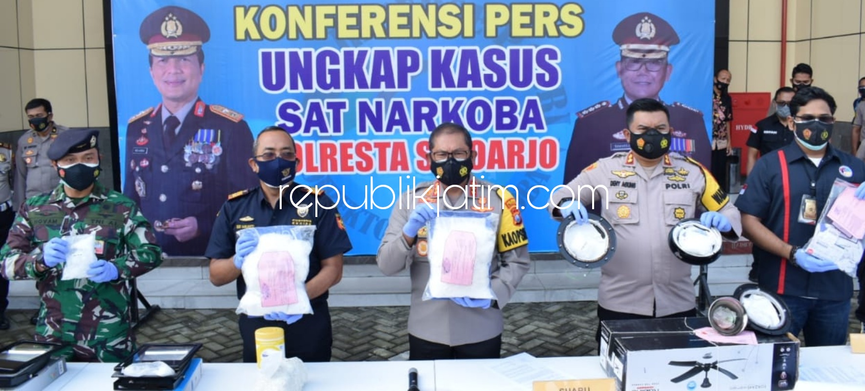 SABU - Kapolresta Sidoarjo, Kombes Pol Sumardji dan Kepala Kantor Pengawasan dan Pelayanan Bea dan Cukai (KPPBC) Tipe Madya Pebean Juanda, Budi Harjanto menunjukkan bukti 6 kilogram sabu dan 100 butir pil ekstasi di Polresta Sidoarjo, Kamis (14/01/2021).