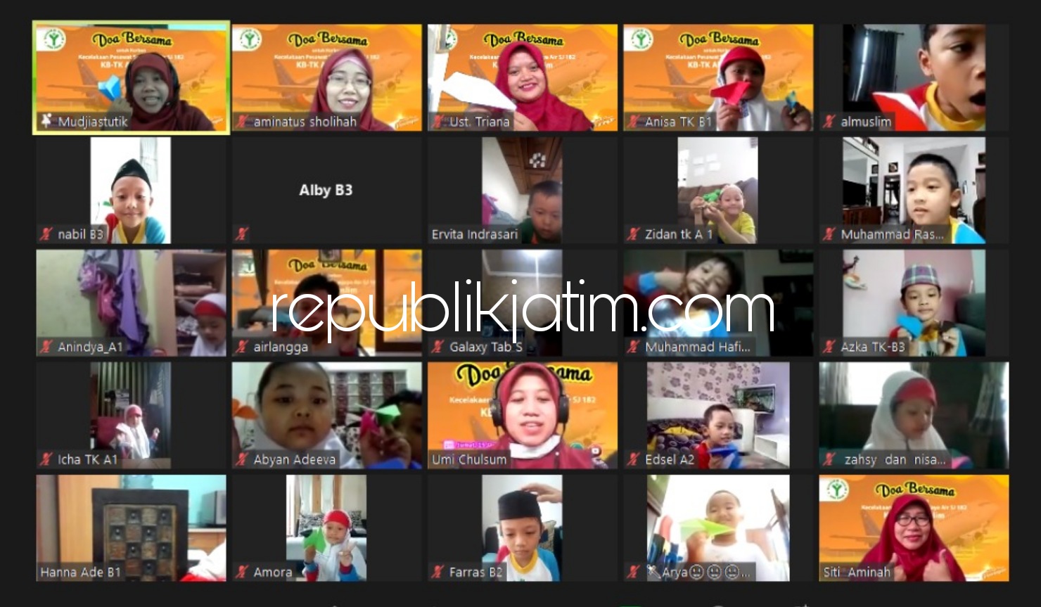 DOA BERSAMA - KB-TK Al Muslim menggelar doa bersama untuk korban kecelakaan pesawat Sriwijaya Air SJ 182 pada 9 Januari 2021 yang dilaksanakan via media virtual zoom meeting dan diikuti 140 siswa dan orang tua siswa serta guru, Jumat (15/01/2021).