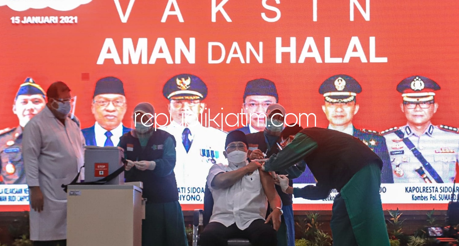 VAKSIN - Pj Bupati Sidoarjo, Hudiyono menjadi orang pertama di Sidoarjo yang divaksinasi Covid-19 di Gedung Hemodialisa RSUD Sidoarjo, Jumat (15/01/2021).