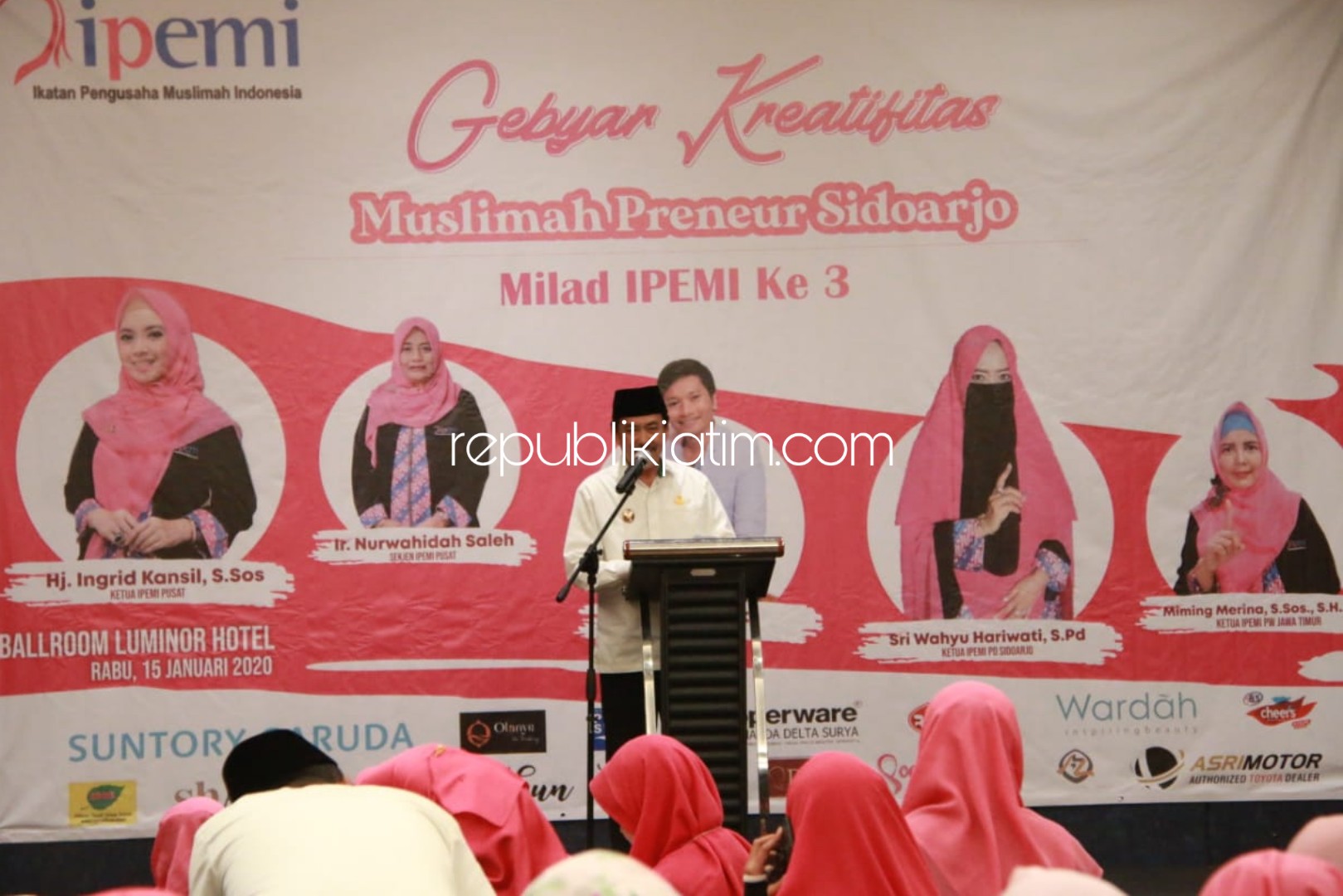 MEMBUKA - Plt Bupati Sidoarjo, Nur Ahmad Syaifuddin membuka acara Milad ke 3 dan Gebyar Kreatifitas Ikatan Pengusaha Muslimah Indonesia (IPEMI) di Hotel Luminor Sidoarjo, Rabu (15/01/2020).