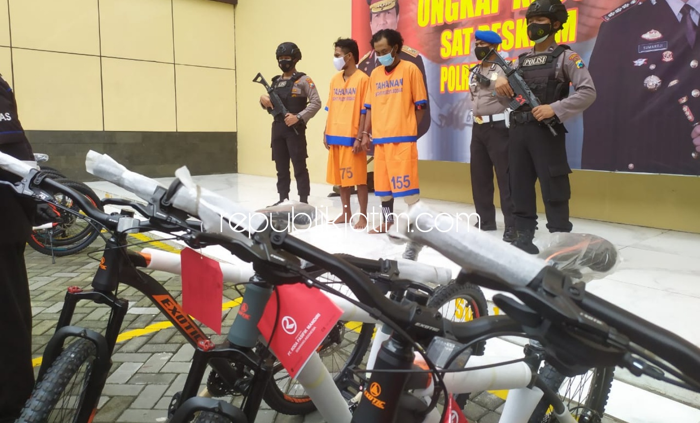 PENADAH - Dua penadah sepeda curian, Ali Mustofa (41) warga Sirapan, Kemangsen, Balongbendo, Sidoarjo dan Achmad Nuri (50) warga Desa Gedungmulyo, Lasem, Rembang ditahan Polresta Sidoarjo bersama 171 unit sepeda dan truk AG 9267 UE, Jumat (15/01/2021).