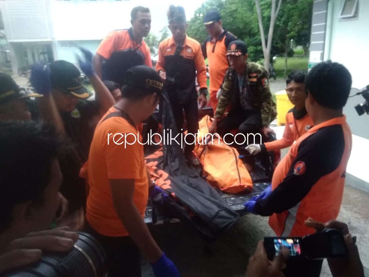 DITEMUKAN - Dua jenazah santri terakhir ditemukan masih dalam kondisi berpelukan tak jauh dari lokasi korban tenggelam di Sungai Tempuran, Ponorogo, Selasa (15/01/2019).