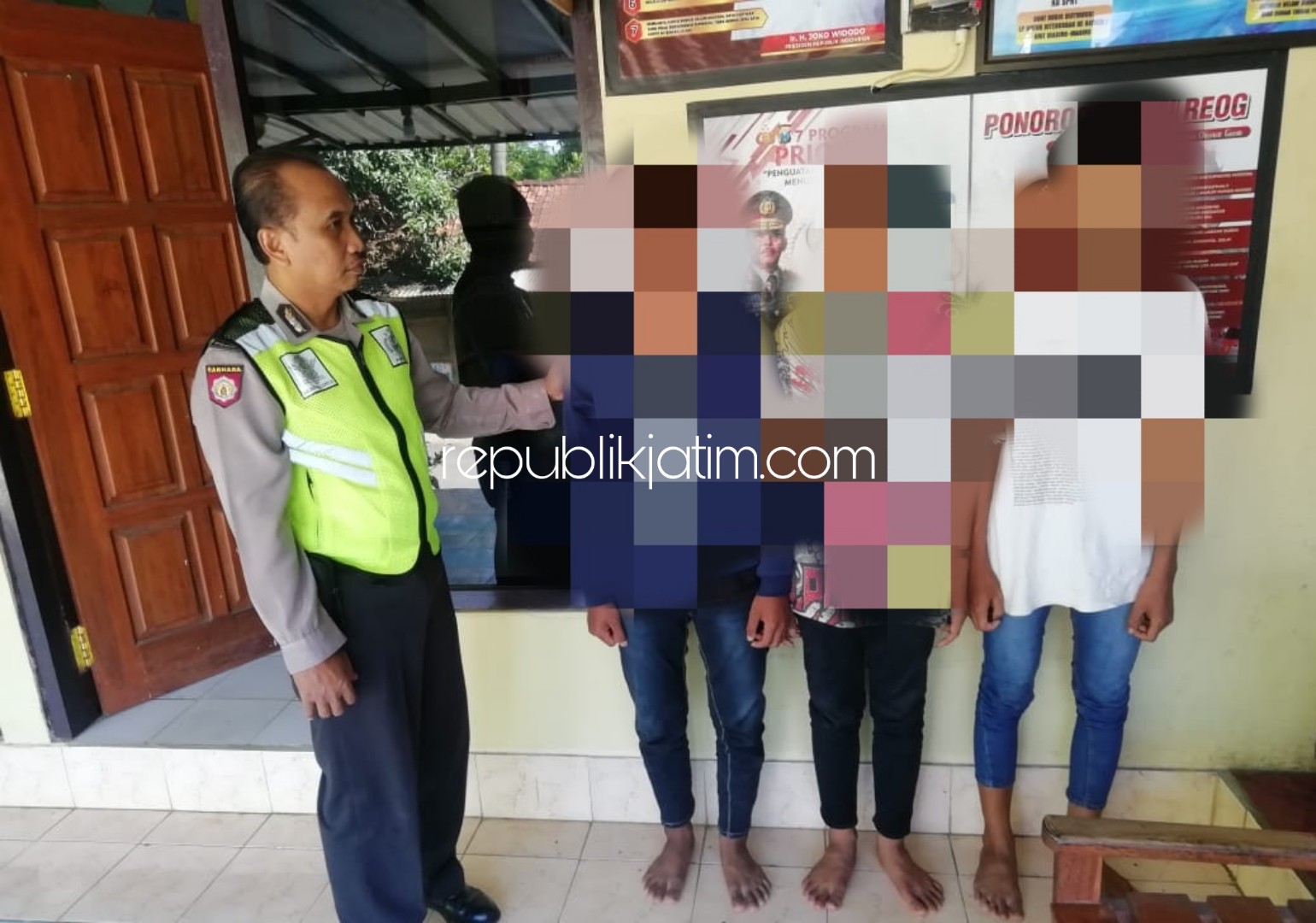 NYARIS DIMASSA - Ketiga pemuda pelaku yang masih bocah-bocah ini diamankan petugas Polsek Ngrayun lantaran nyaris dimassa warga karena mencuri kotak amal, Selasa (14/01/2020).