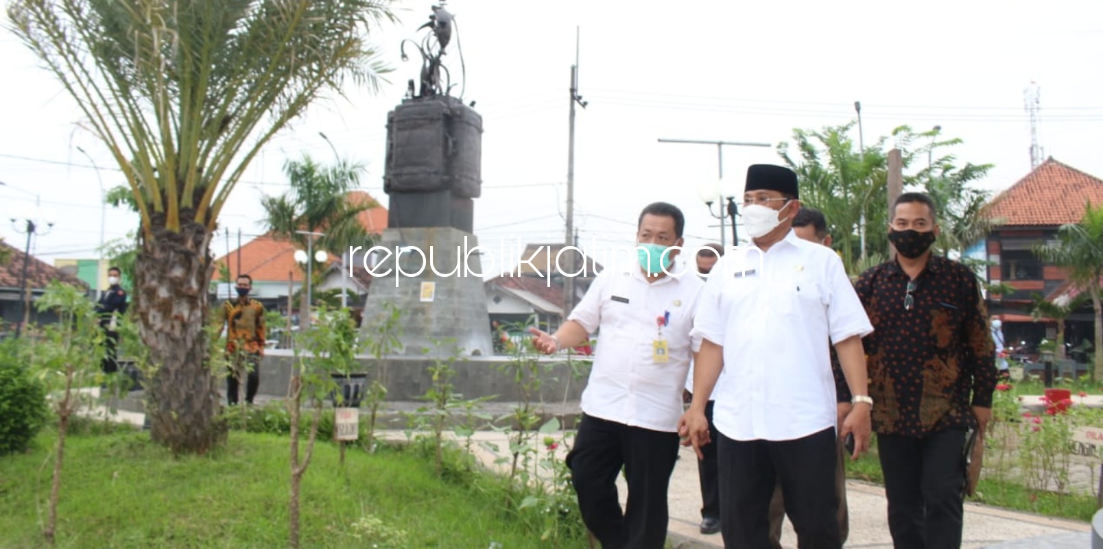 SERAHKAN - Pj Bupati Sidoarjo, Hudiyono menyerahkan pengelolaan Taman Budaya Tanggulangin kepada Pemerintah Desa Kedensari, Kecamatan Tanggulangin, Sidoarjo, Jumat (15/01/2021).